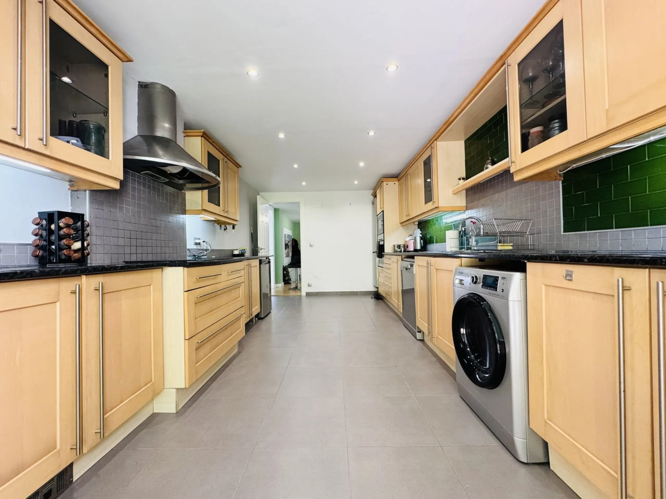 This spacious south-facing townhouse is located in the highly popular Jardines Del Golf community, just a short walk from El Castillo and Marina La Duquesa, combining convenience, style, and breathtaking views.