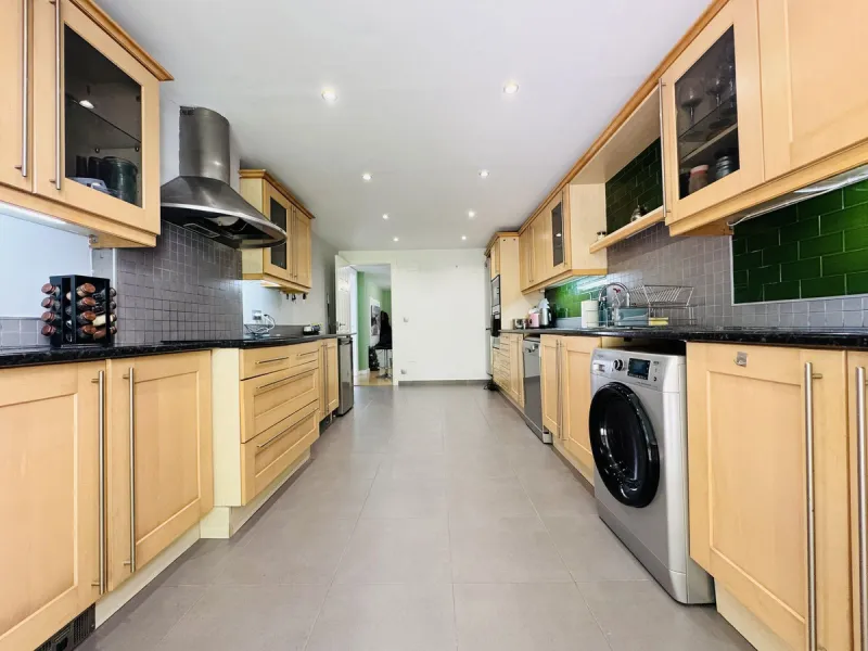 This spacious south-facing townhouse is located in the highly popular Jardines Del Golf community, just a short walk from El Castillo and Marina La Duquesa, combining convenience, style, and breathtaking views.