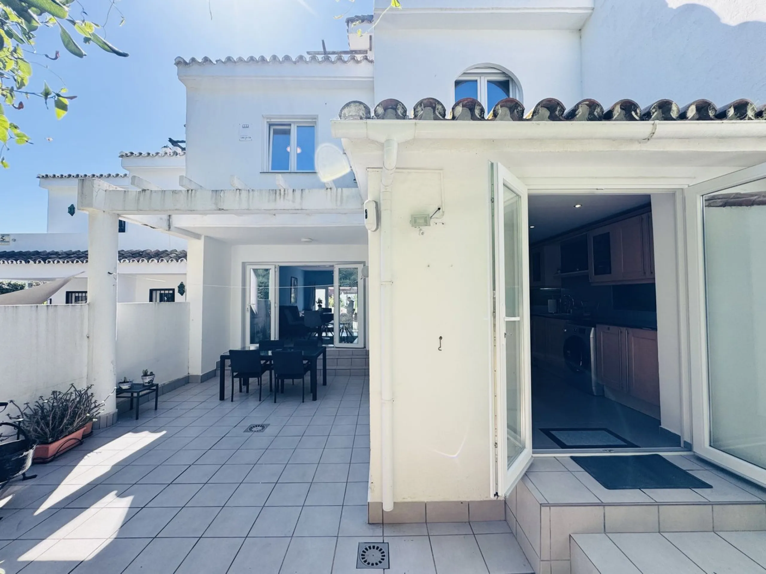 This spacious south-facing townhouse is located in the highly popular Jardines Del Golf community, just a short walk from El Castillo and Marina La Duquesa, combining convenience, style, and breathtaking views.