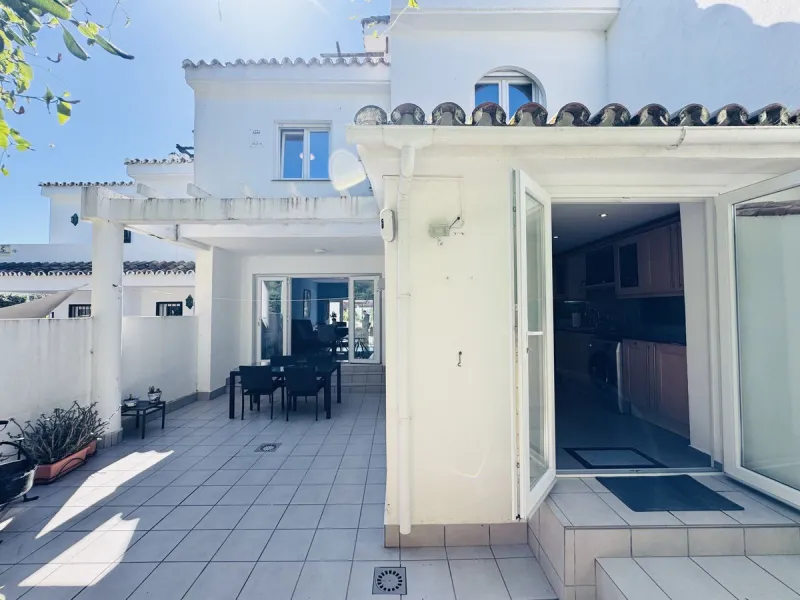 This spacious south-facing townhouse is located in the highly popular Jardines Del Golf community, just a short walk from El Castillo and Marina La Duquesa, combining convenience, style, and breathtaking views.