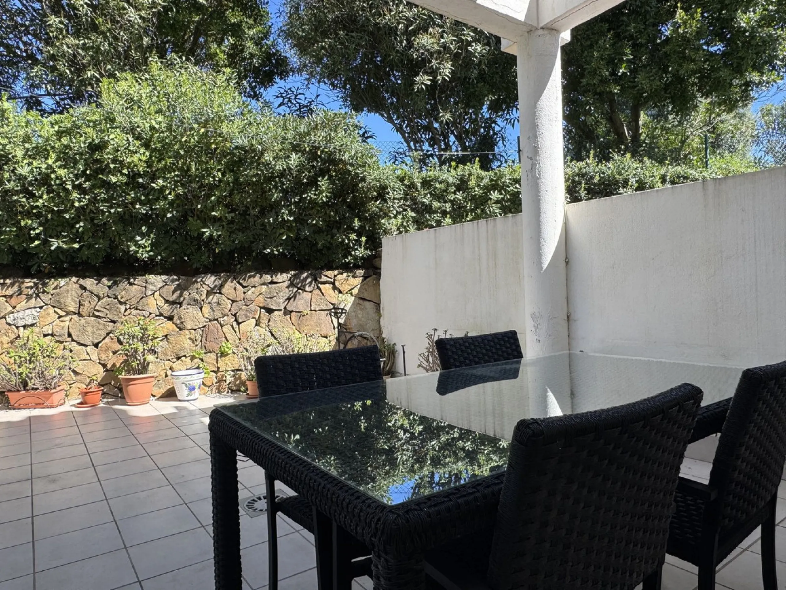 This spacious south-facing townhouse is located in the highly popular Jardines Del Golf community, just a short walk from El Castillo and Marina La Duquesa, combining convenience, style, and breathtaking views.