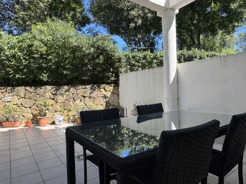 This spacious south-facing townhouse is located in the highly popular Jardines Del Golf community, just a short walk from El Castillo and Marina La Duquesa, combining convenience, style, and breathtaking views.