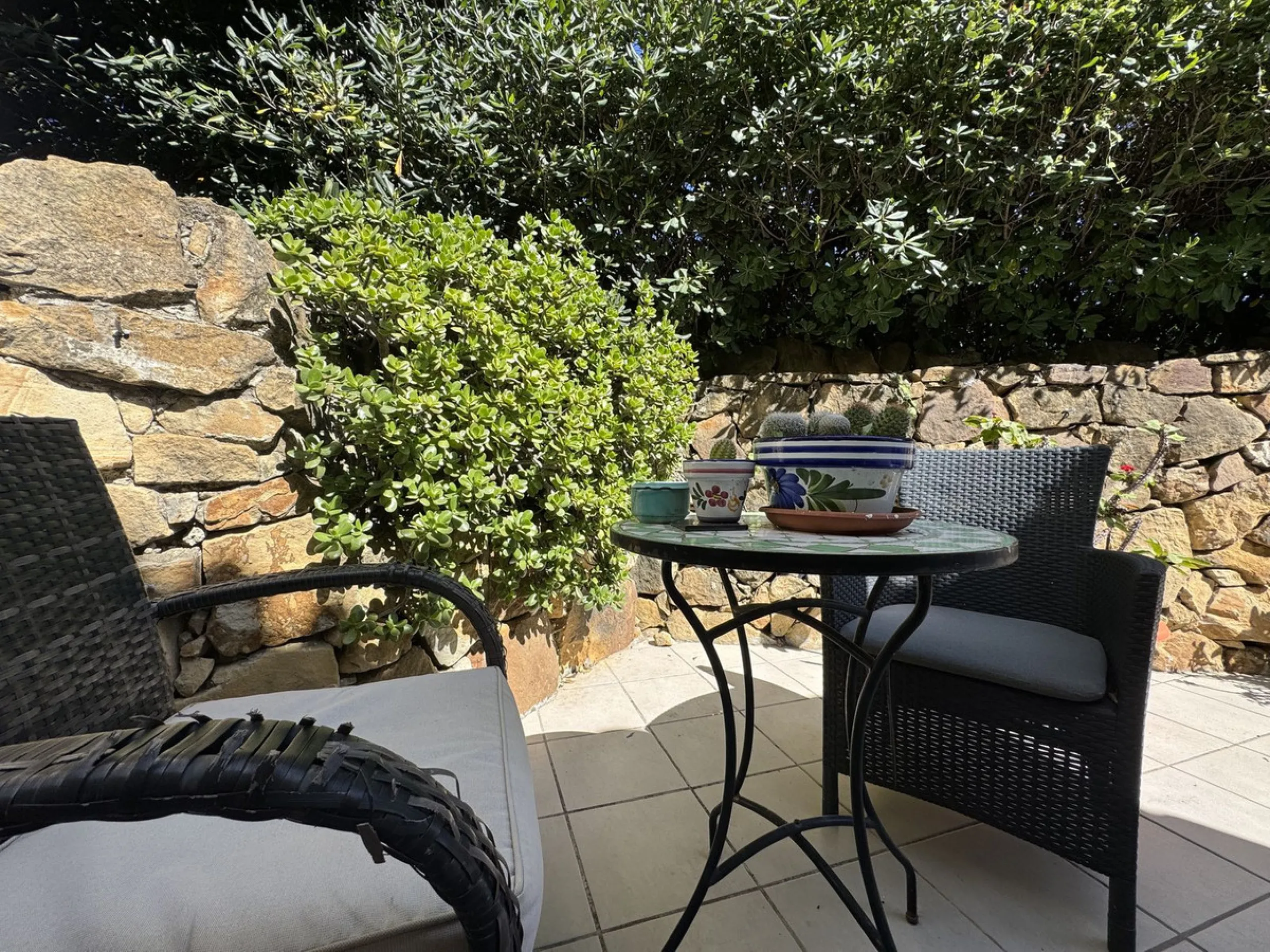 This spacious south-facing townhouse is located in the highly popular Jardines Del Golf community, just a short walk from El Castillo and Marina La Duquesa, combining convenience, style, and breathtaking views.