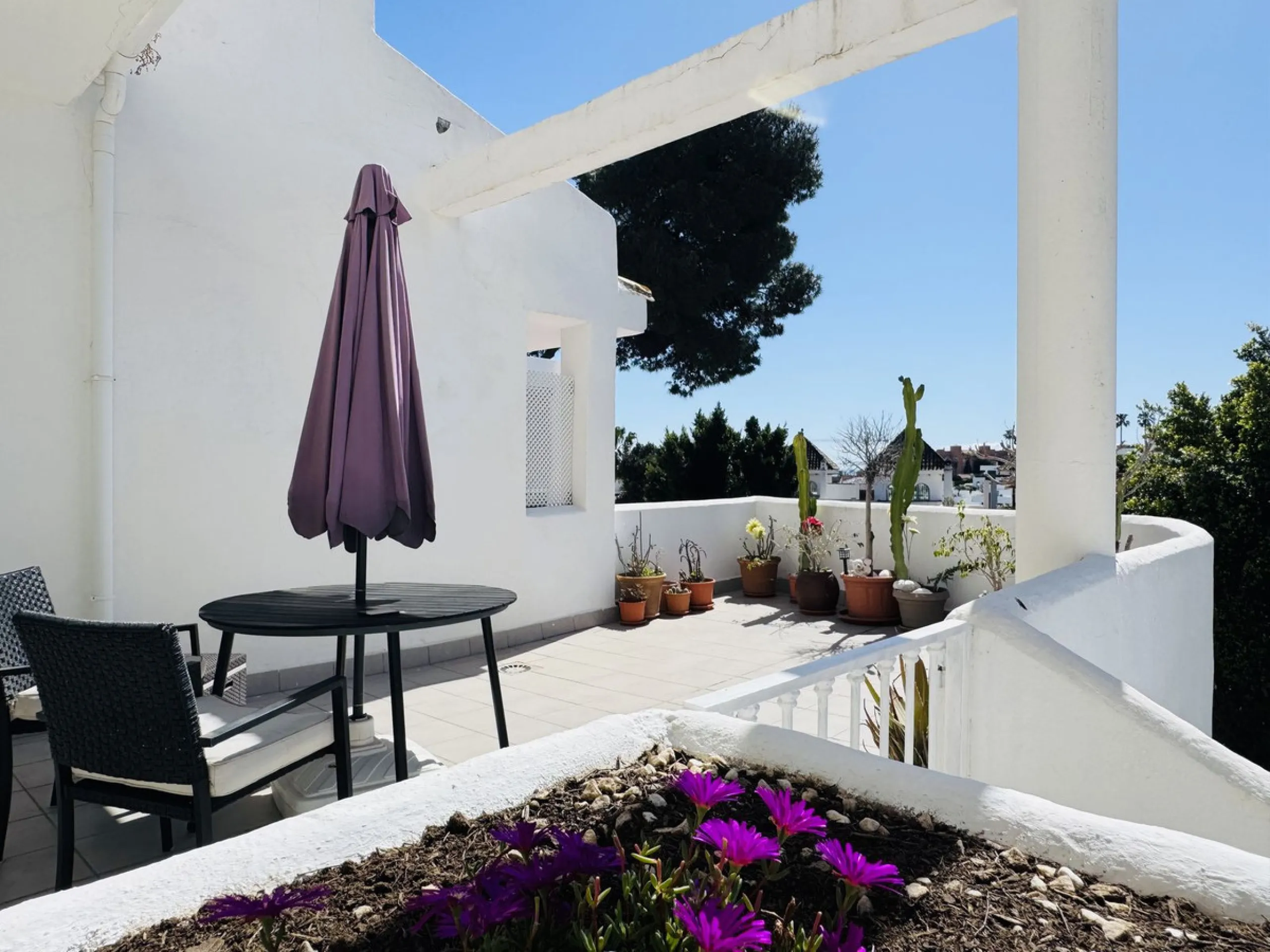 This spacious south-facing townhouse is located in the highly popular Jardines Del Golf community, just a short walk from El Castillo and Marina La Duquesa, combining convenience, style, and breathtaking views.