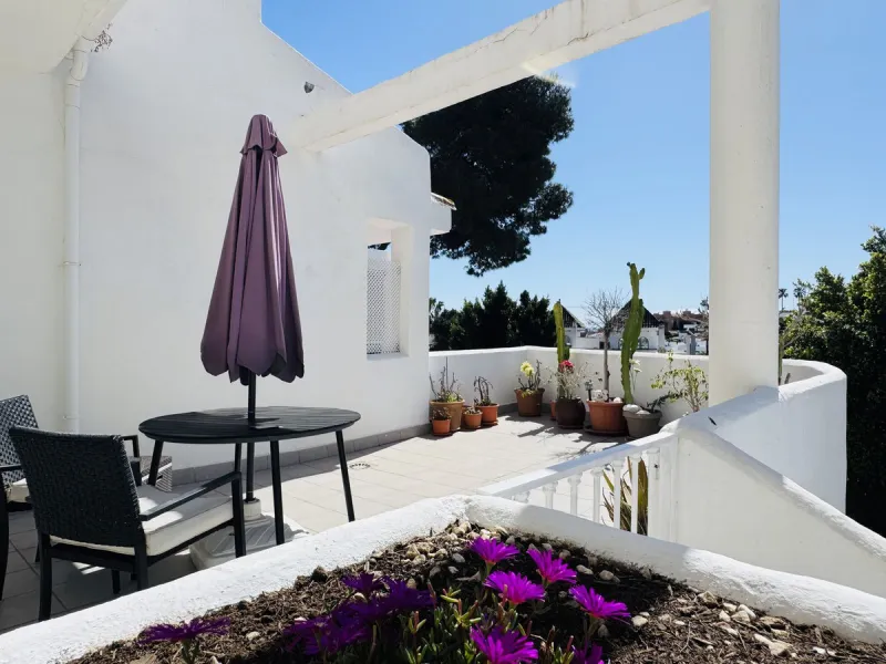 This spacious south-facing townhouse is located in the highly popular Jardines Del Golf community, just a short walk from El Castillo and Marina La Duquesa, combining convenience, style, and breathtaking views.