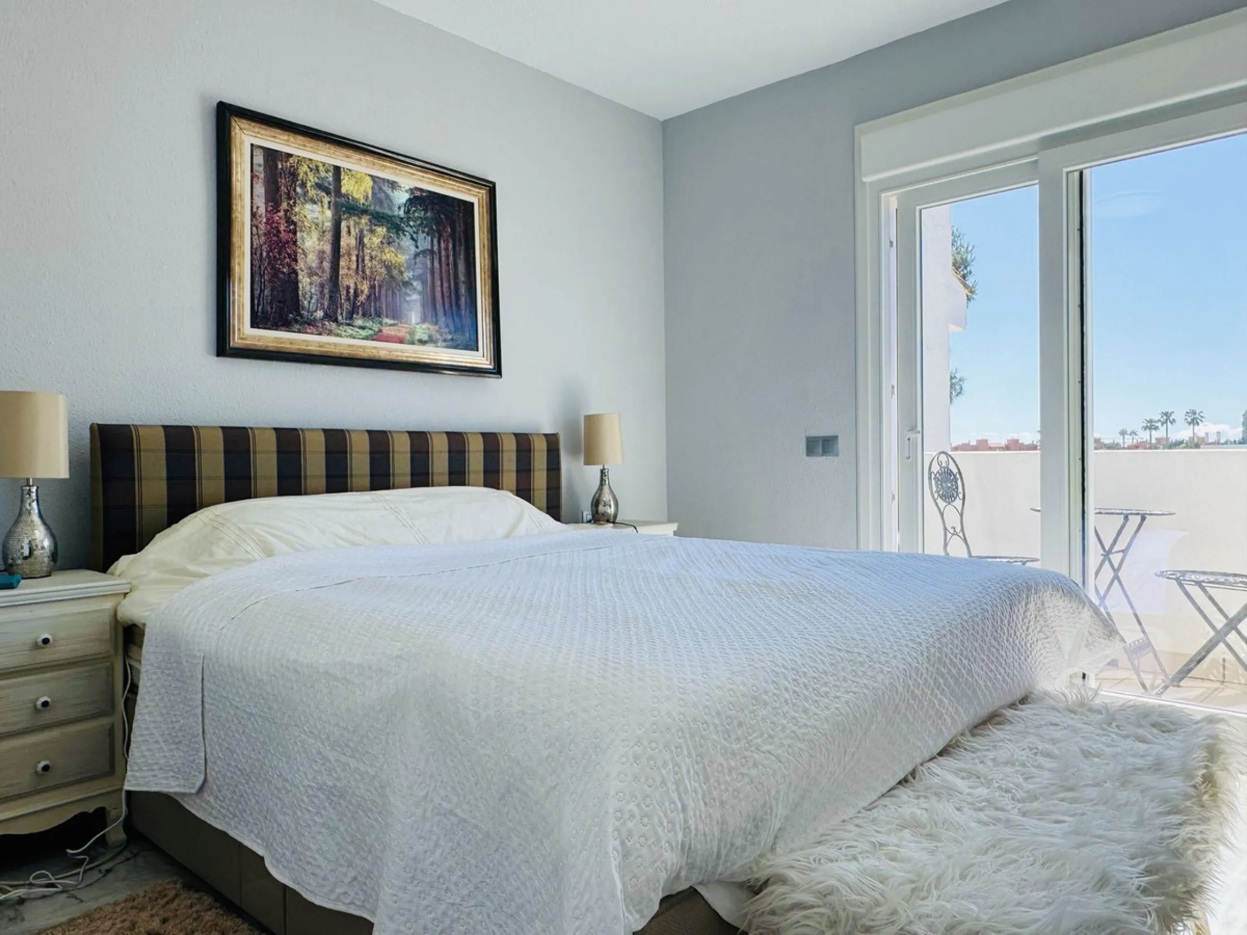 This spacious south-facing townhouse is located in the highly popular Jardines Del Golf community, just a short walk from El Castillo and Marina La Duquesa, combining convenience, style, and breathtaking views.
