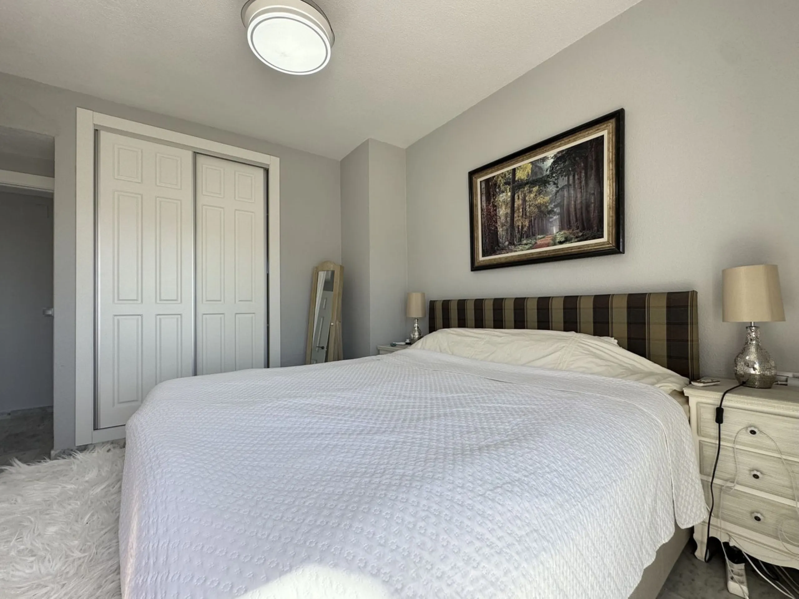 This spacious south-facing townhouse is located in the highly popular Jardines Del Golf community, just a short walk from El Castillo and Marina La Duquesa, combining convenience, style, and breathtaking views.