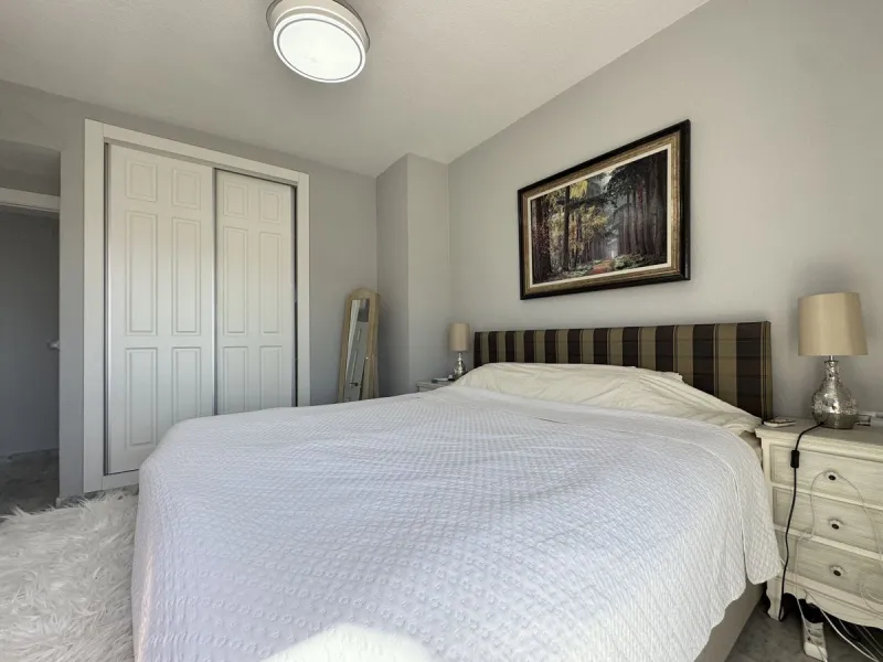 This spacious south-facing townhouse is located in the highly popular Jardines Del Golf community, just a short walk from El Castillo and Marina La Duquesa, combining convenience, style, and breathtaking views.