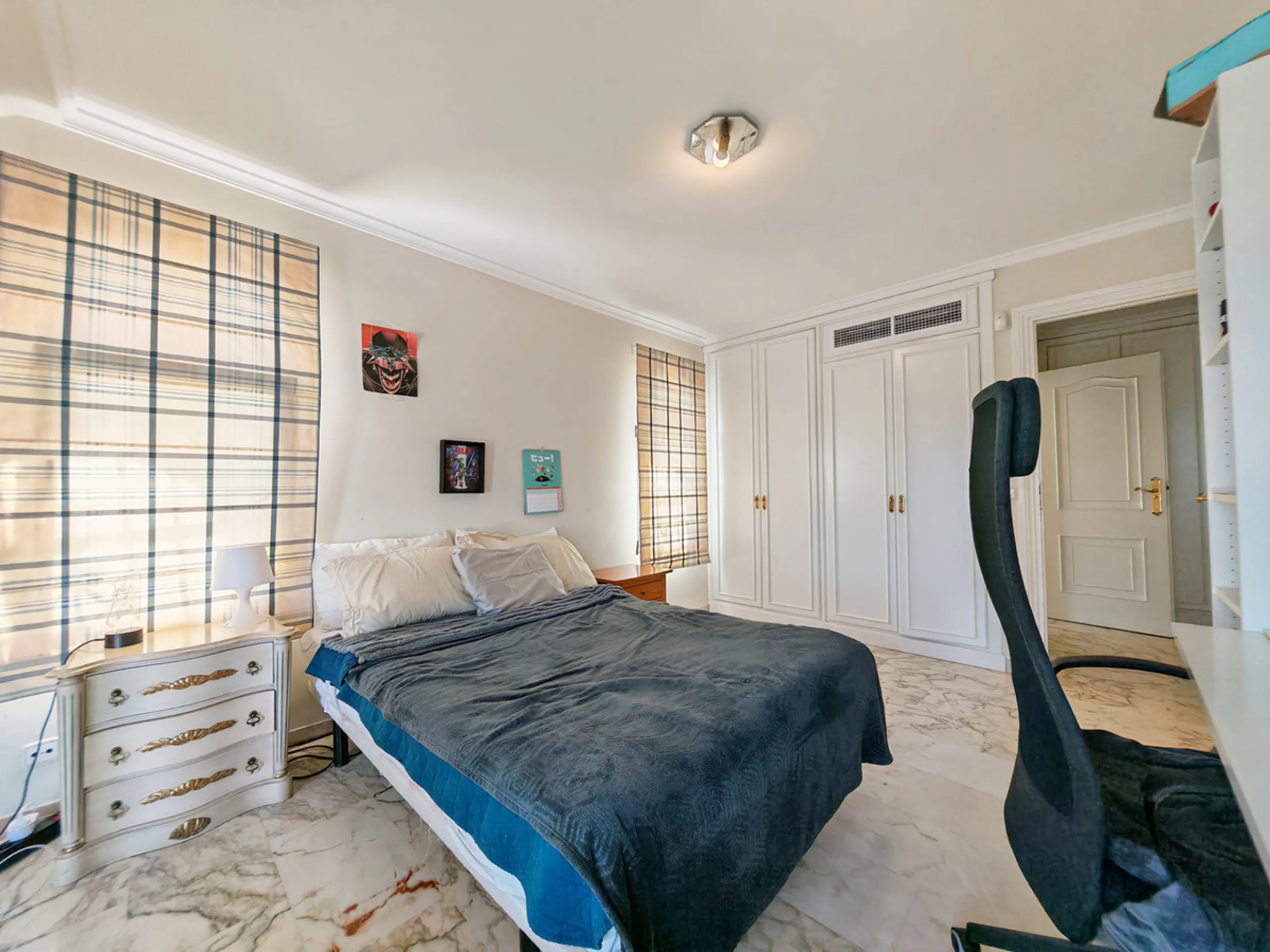 Semi Detached Villa for sale in , Benalmadena with 5 bedrooms, 3 bathrooms, 3 en suite bathrooms, 1 toilet and with orientation south/east, with communal swimming pool, private garage (2 parking spaces) and private garden. Regarding property dimensions, i