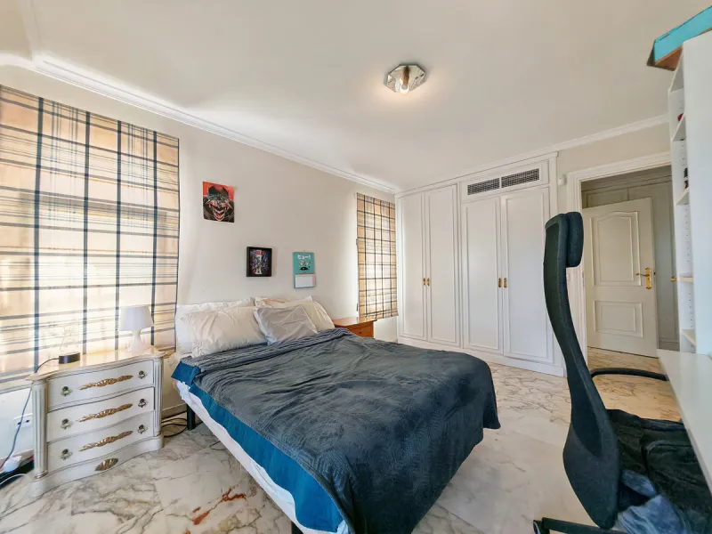 Semi Detached Villa for sale in , Benalmadena with 5 bedrooms, 3 bathrooms, 3 en suite bathrooms, 1 toilet and with orientation south/east, with communal swimming pool, private garage (2 parking spaces) and private garden. Regarding property dimensions, i