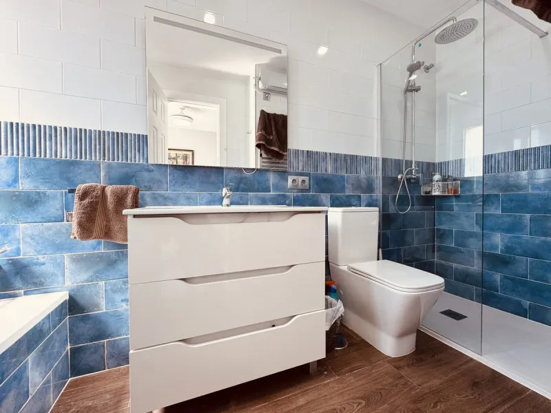 This spacious south-facing townhouse is located in the highly popular Jardines Del Golf community, just a short walk from El Castillo and Marina La Duquesa, combining convenience, style, and breathtaking views.
