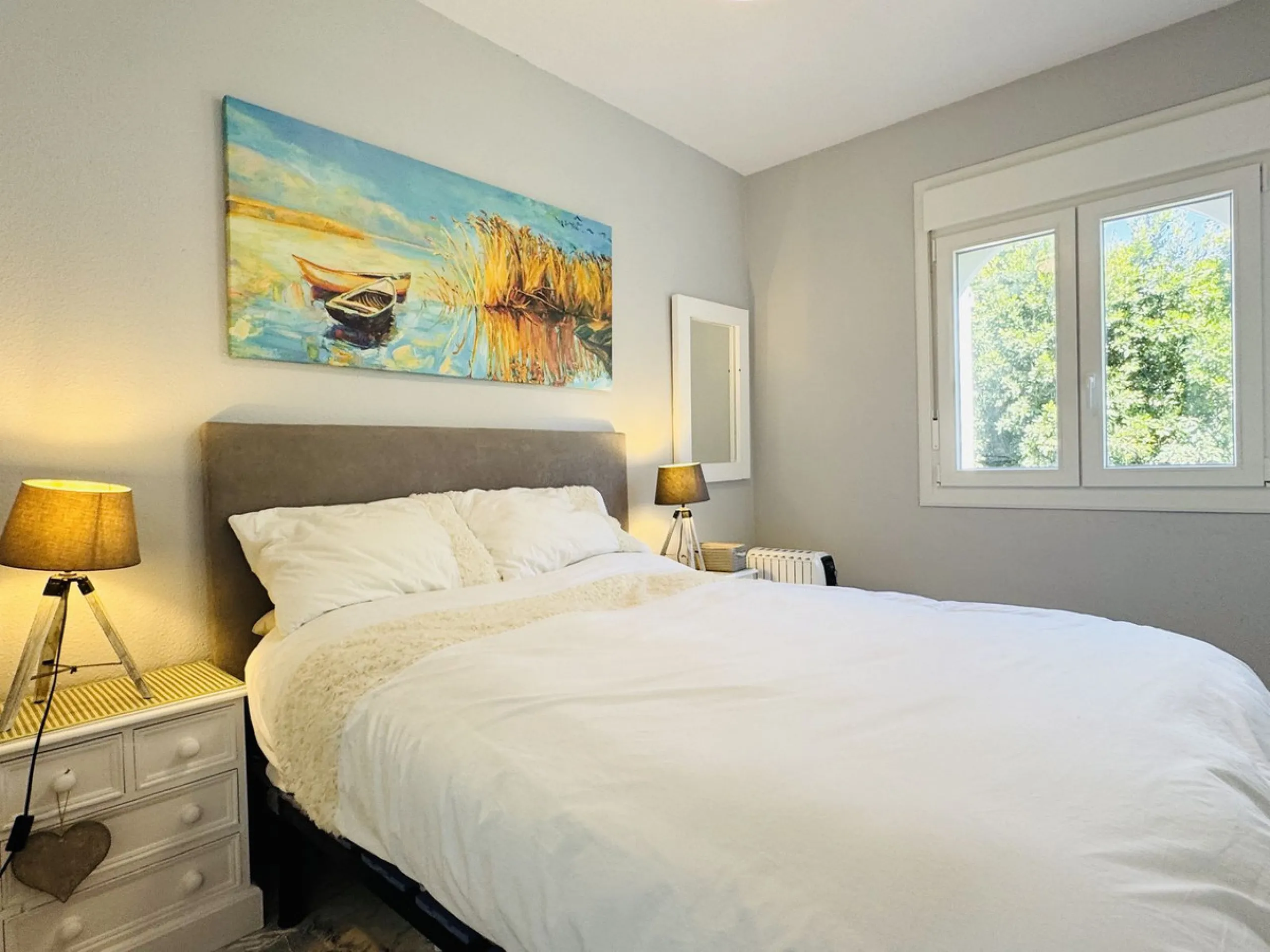This spacious south-facing townhouse is located in the highly popular Jardines Del Golf community, just a short walk from El Castillo and Marina La Duquesa, combining convenience, style, and breathtaking views.