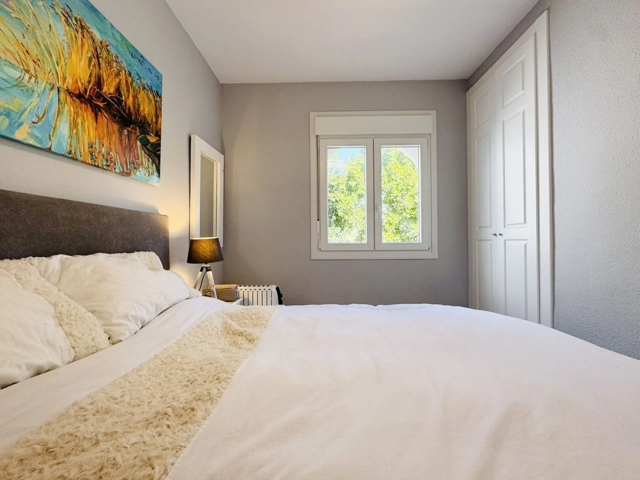 This spacious south-facing townhouse is located in the highly popular Jardines Del Golf community, just a short walk from El Castillo and Marina La Duquesa, combining convenience, style, and breathtaking views.