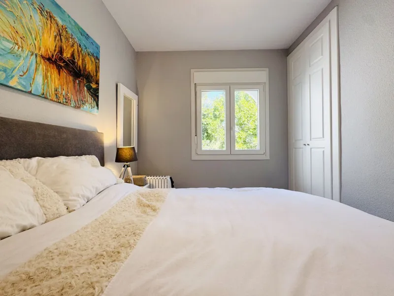 This spacious south-facing townhouse is located in the highly popular Jardines Del Golf community, just a short walk from El Castillo and Marina La Duquesa, combining convenience, style, and breathtaking views.