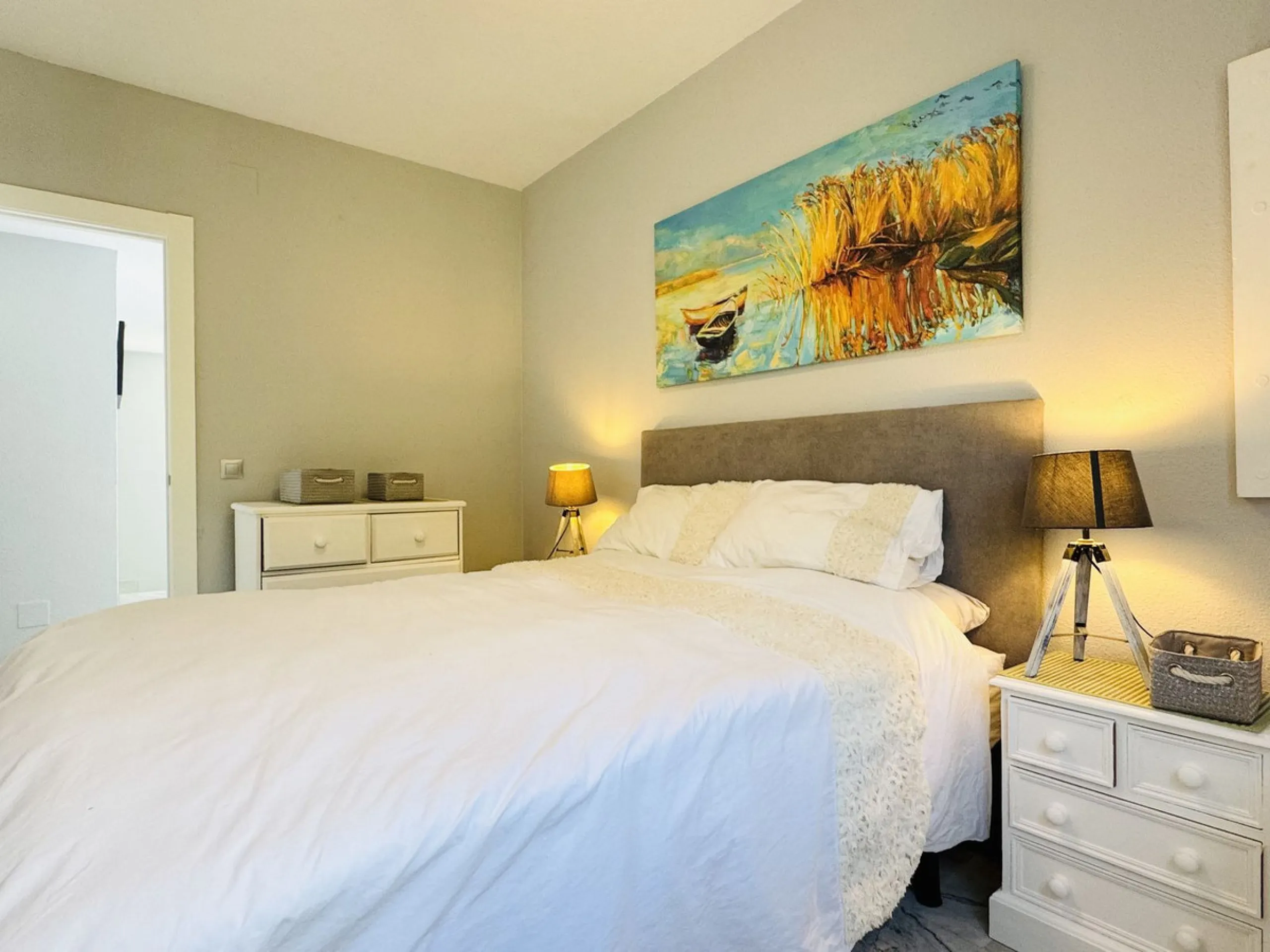 This spacious south-facing townhouse is located in the highly popular Jardines Del Golf community, just a short walk from El Castillo and Marina La Duquesa, combining convenience, style, and breathtaking views.