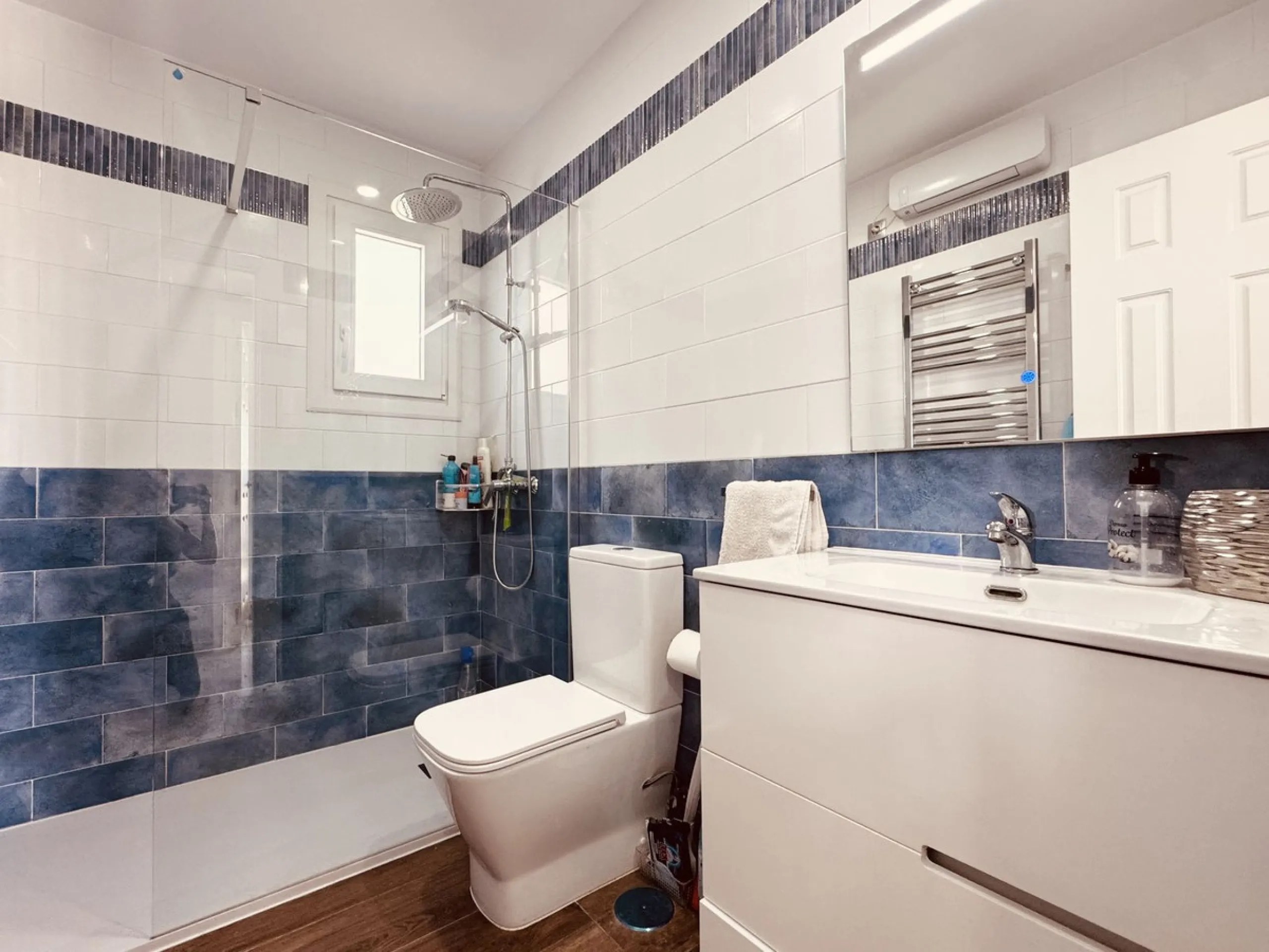 This spacious south-facing townhouse is located in the highly popular Jardines Del Golf community, just a short walk from El Castillo and Marina La Duquesa, combining convenience, style, and breathtaking views.