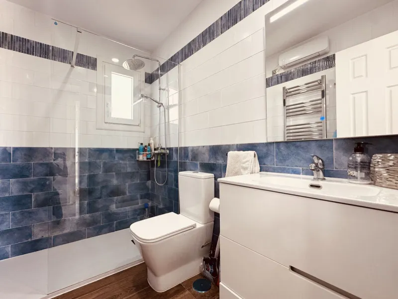 This spacious south-facing townhouse is located in the highly popular Jardines Del Golf community, just a short walk from El Castillo and Marina La Duquesa, combining convenience, style, and breathtaking views.