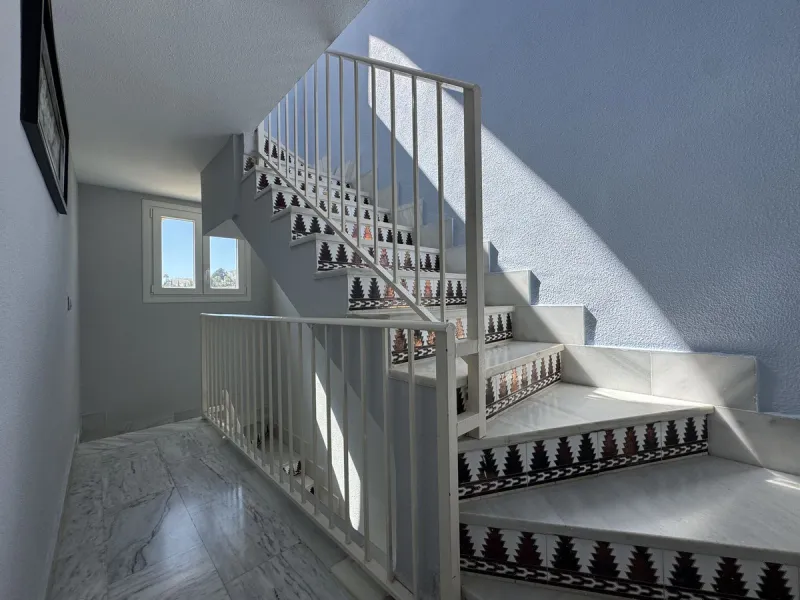 This spacious south-facing townhouse is located in the highly popular Jardines Del Golf community, just a short walk from El Castillo and Marina La Duquesa, combining convenience, style, and breathtaking views.