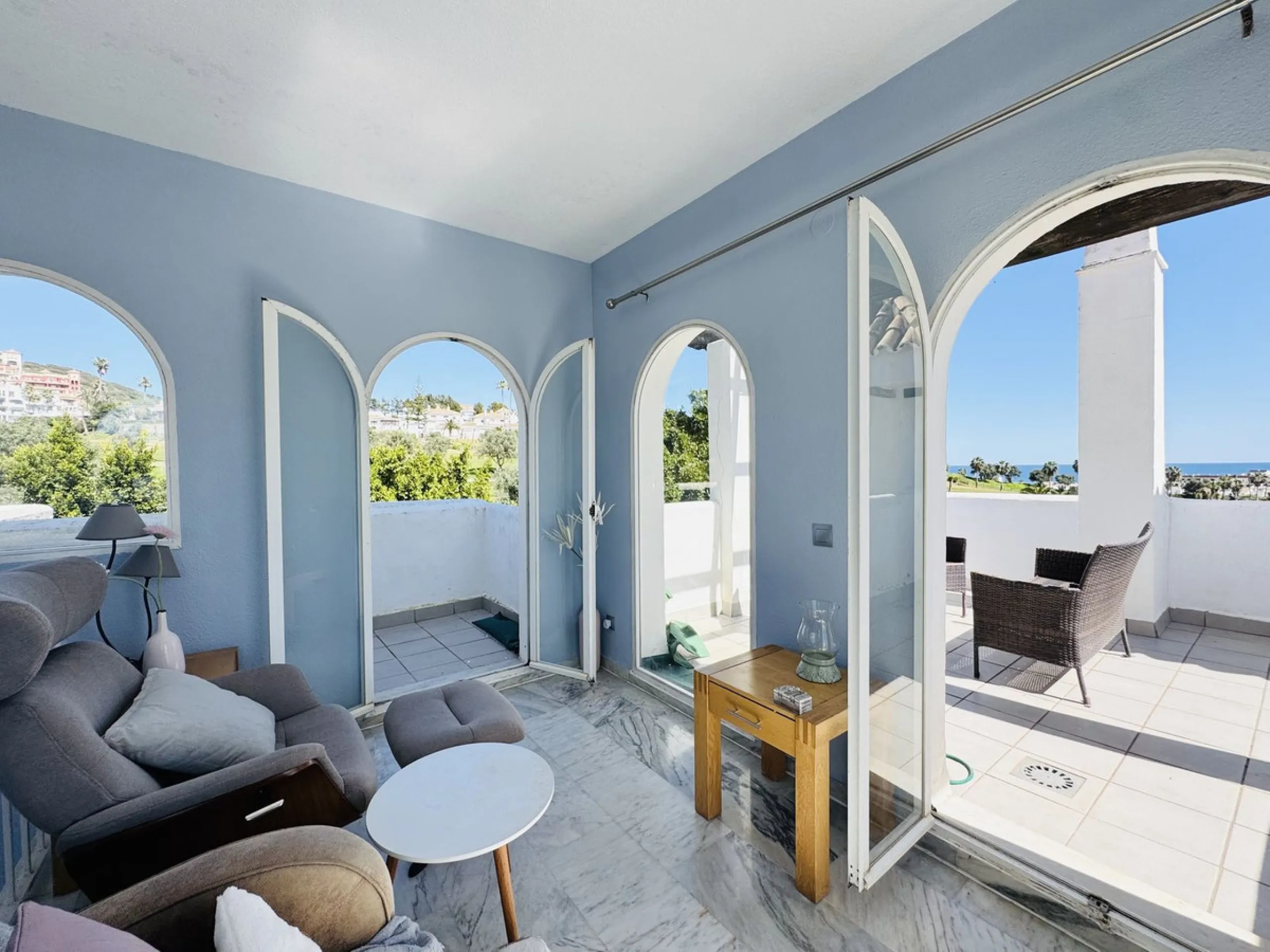 This spacious south-facing townhouse is located in the highly popular Jardines Del Golf community, just a short walk from El Castillo and Marina La Duquesa, combining convenience, style, and breathtaking views.
