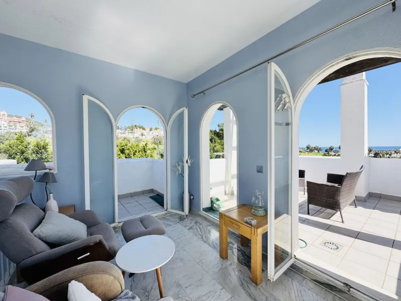 This spacious south-facing townhouse is located in the highly popular Jardines Del Golf community, just a short walk from El Castillo and Marina La Duquesa, combining convenience, style, and breathtaking views.