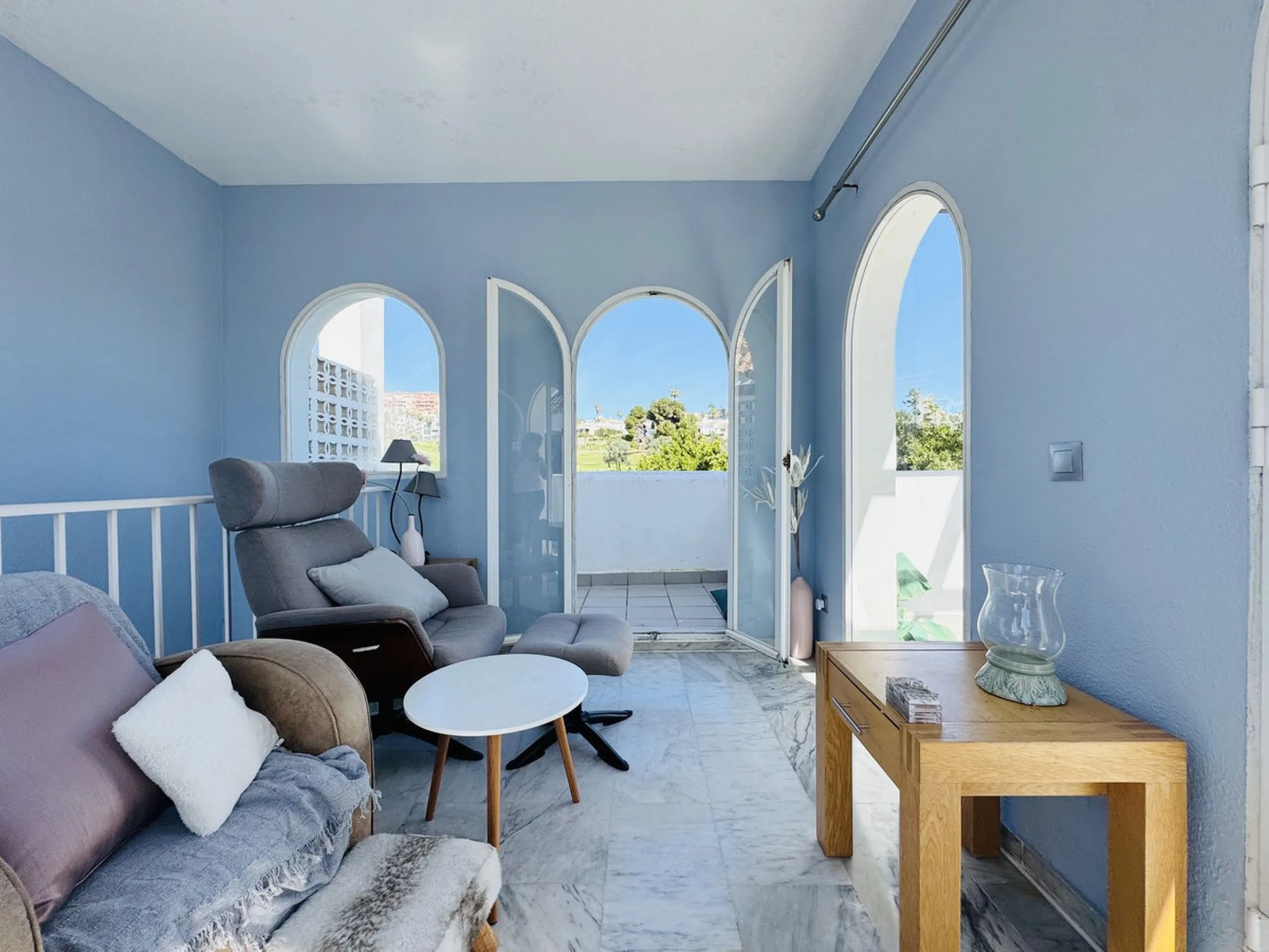 This spacious south-facing townhouse is located in the highly popular Jardines Del Golf community, just a short walk from El Castillo and Marina La Duquesa, combining convenience, style, and breathtaking views.