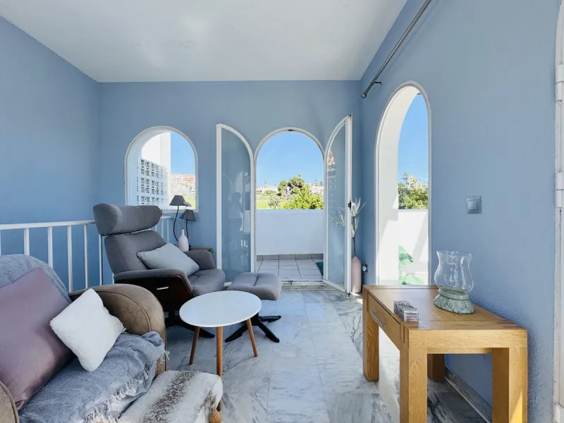 This spacious south-facing townhouse is located in the highly popular Jardines Del Golf community, just a short walk from El Castillo and Marina La Duquesa, combining convenience, style, and breathtaking views.