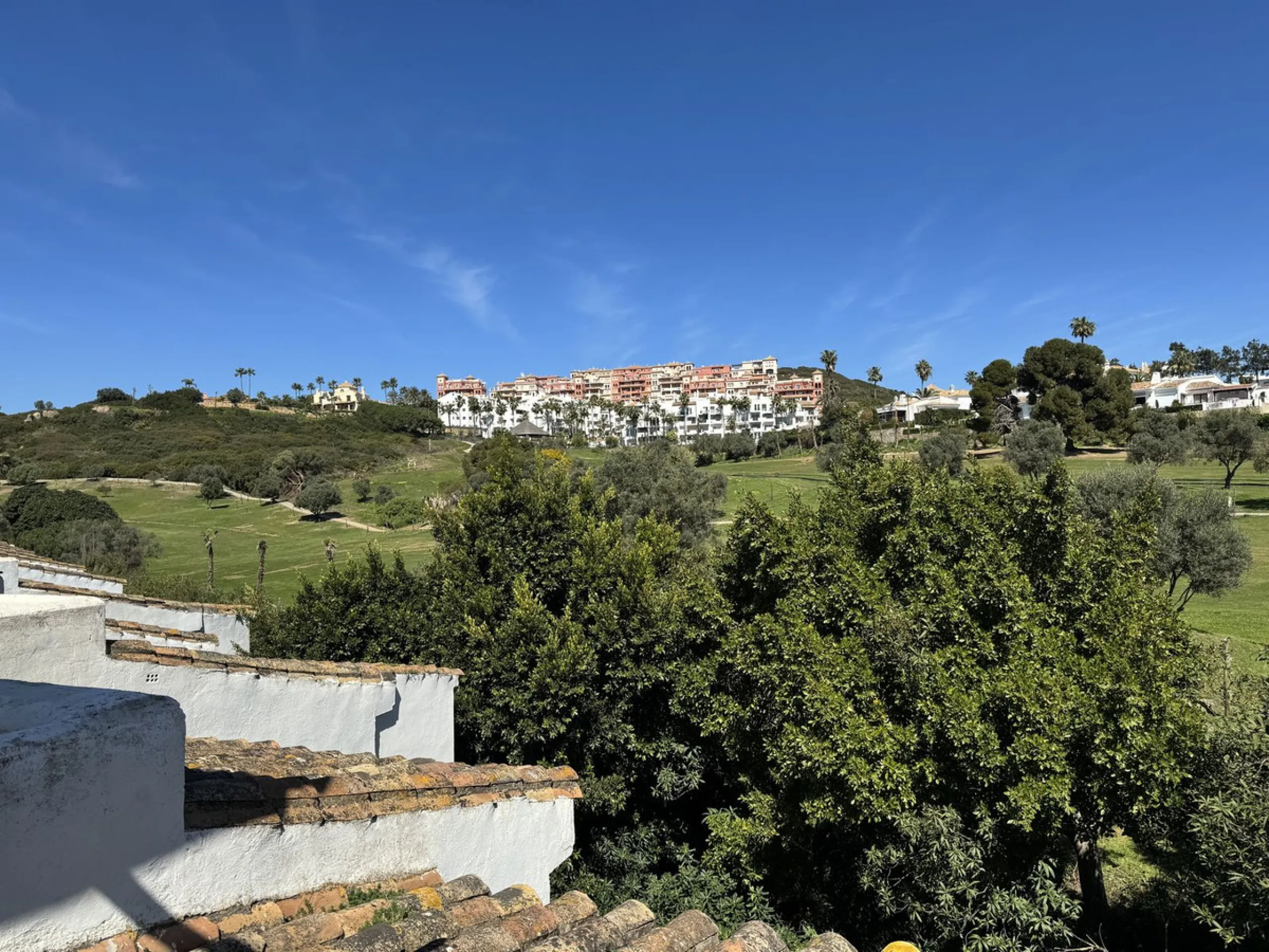 This spacious south-facing townhouse is located in the highly popular Jardines Del Golf community, just a short walk from El Castillo and Marina La Duquesa, combining convenience, style, and breathtaking views.