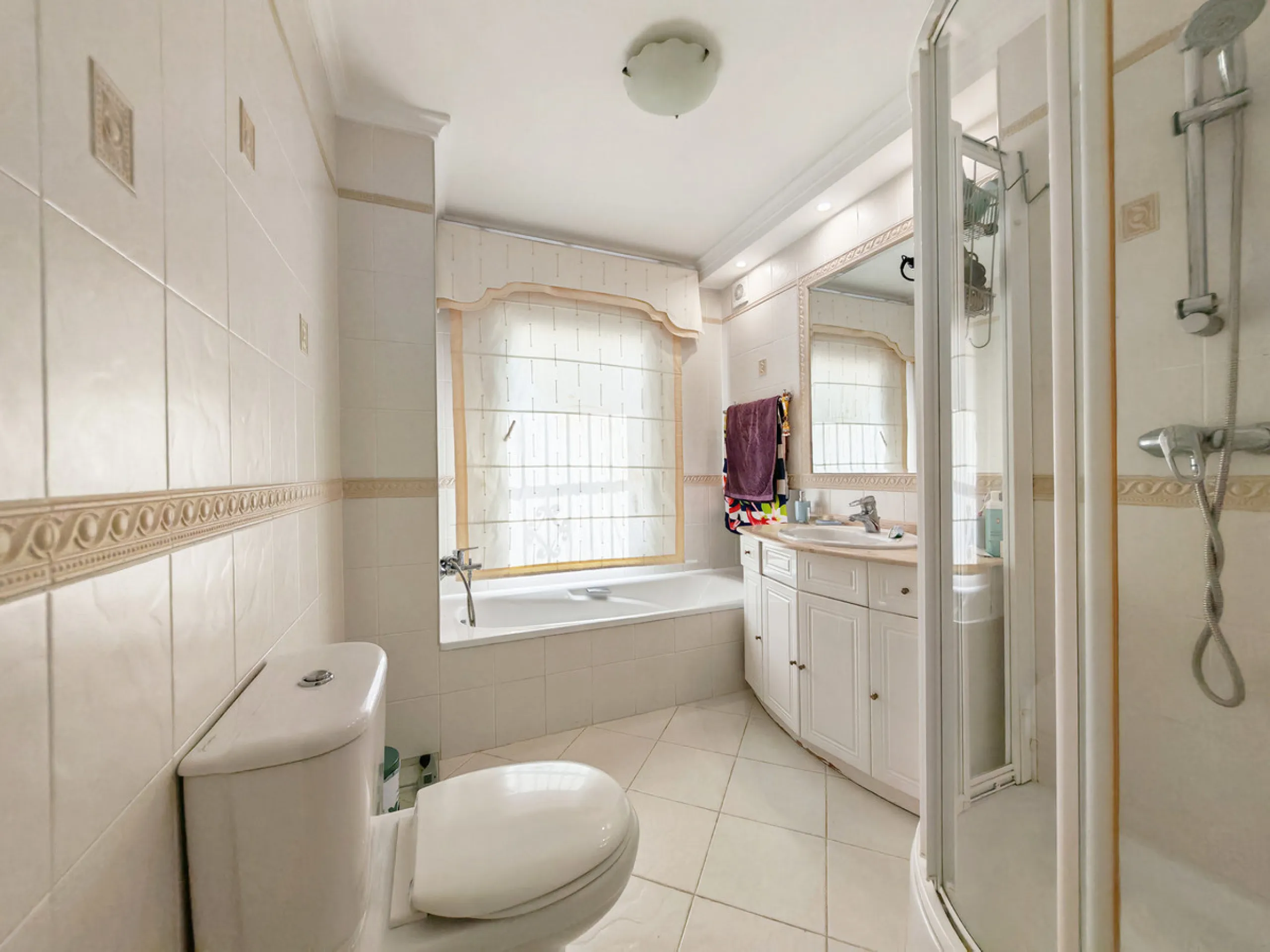 Semi Detached Villa for sale in , Benalmadena with 5 bedrooms, 3 bathrooms, 3 en suite bathrooms, 1 toilet and with orientation south/east, with communal swimming pool, private garage (2 parking spaces) and private garden. Regarding property dimensions, i