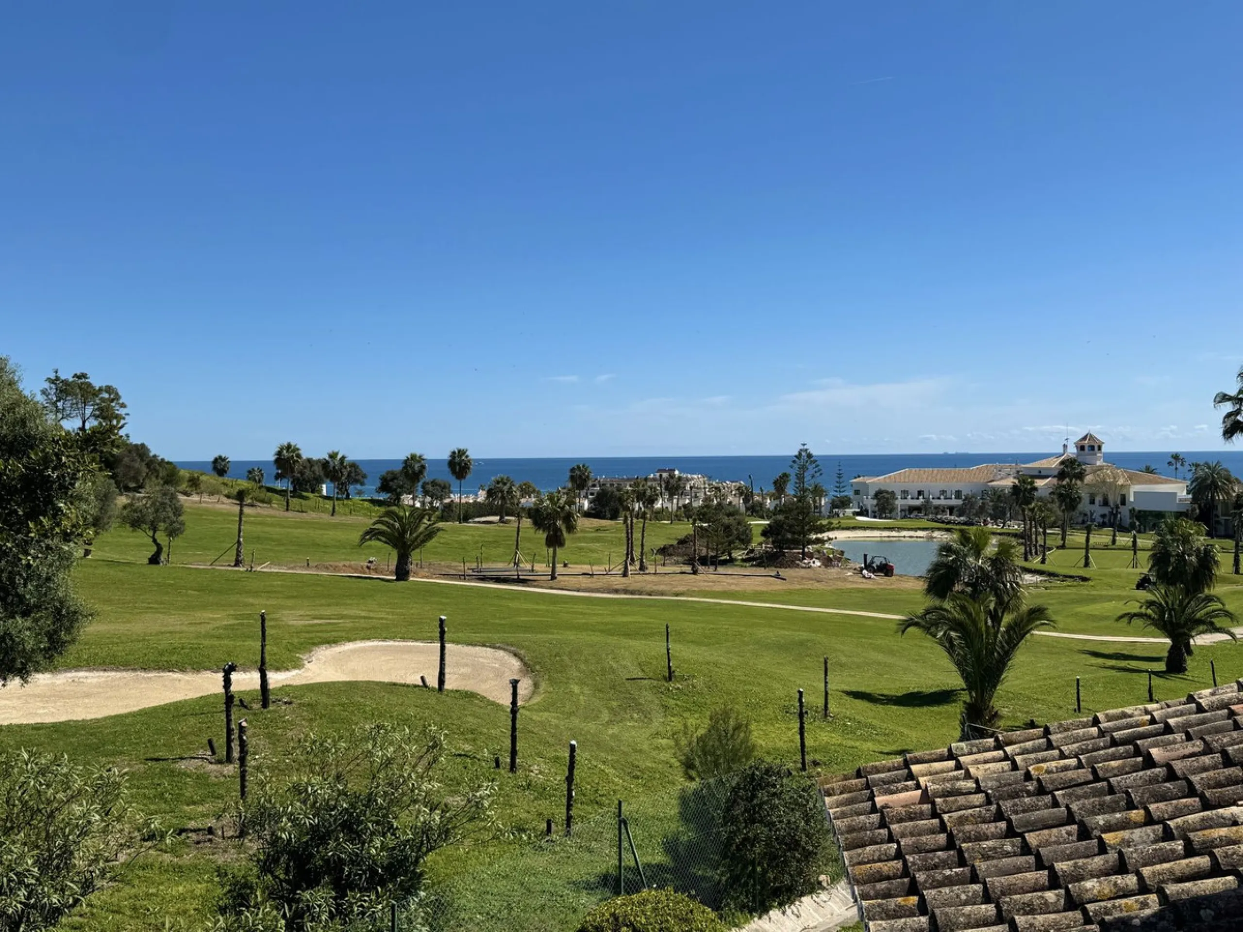 This spacious south-facing townhouse is located in the highly popular Jardines Del Golf community, just a short walk from El Castillo and Marina La Duquesa, combining convenience, style, and breathtaking views.