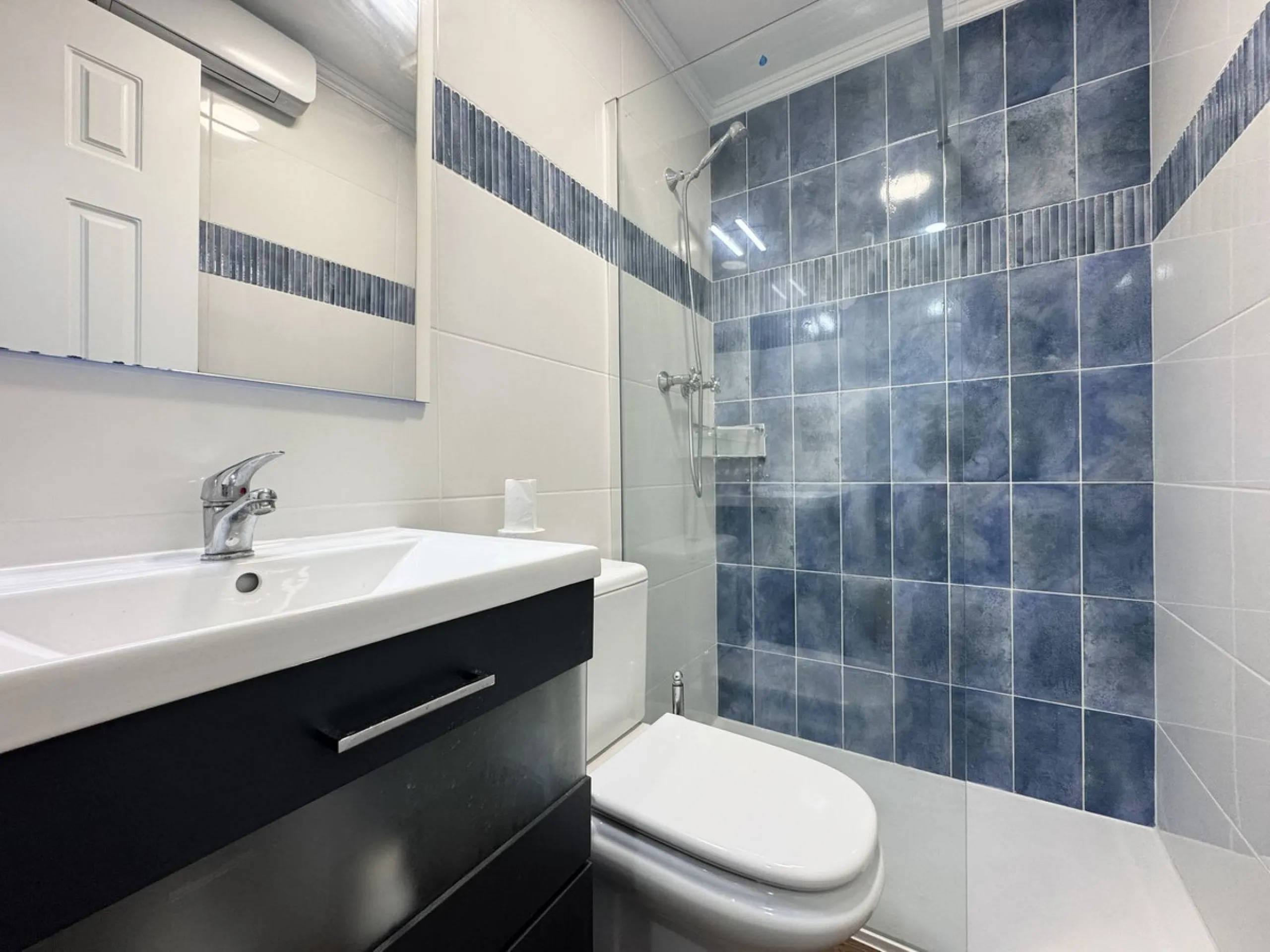 This spacious south-facing townhouse is located in the highly popular Jardines Del Golf community, just a short walk from El Castillo and Marina La Duquesa, combining convenience, style, and breathtaking views.