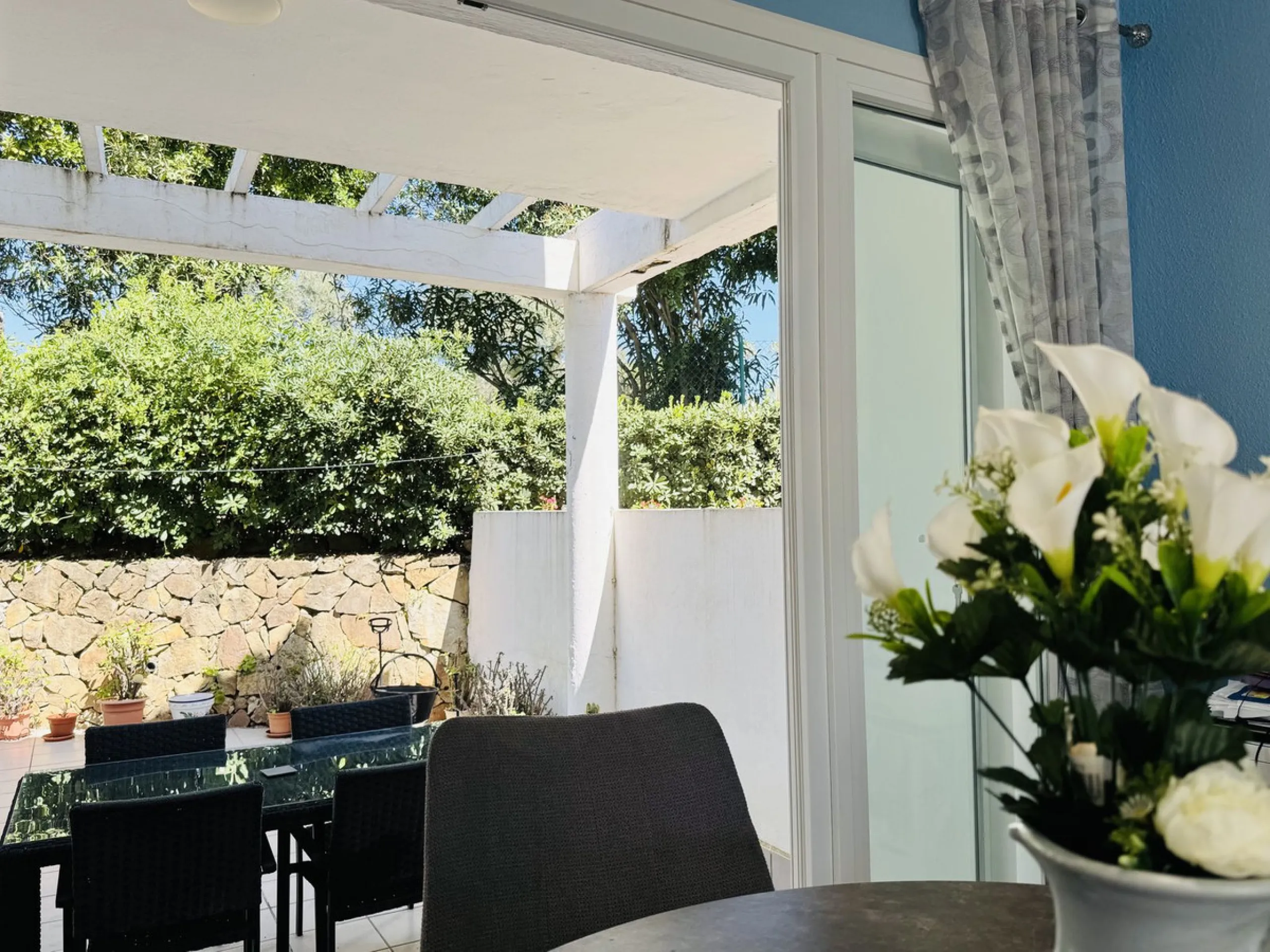 This spacious south-facing townhouse is located in the highly popular Jardines Del Golf community, just a short walk from El Castillo and Marina La Duquesa, combining convenience, style, and breathtaking views.