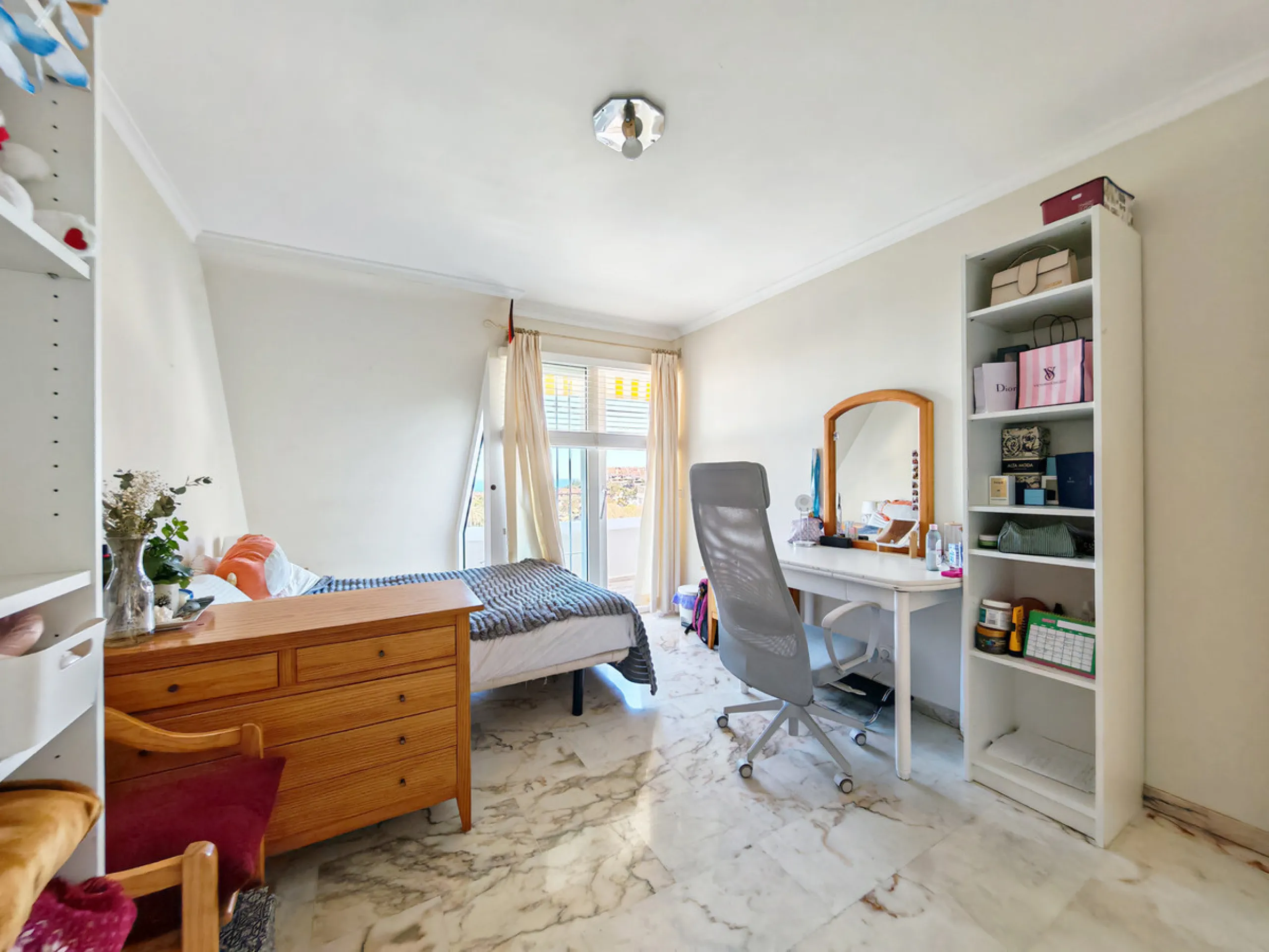 Semi Detached Villa for sale in , Benalmadena with 5 bedrooms, 3 bathrooms, 3 en suite bathrooms, 1 toilet and with orientation south/east, with communal swimming pool, private garage (2 parking spaces) and private garden. Regarding property dimensions, i