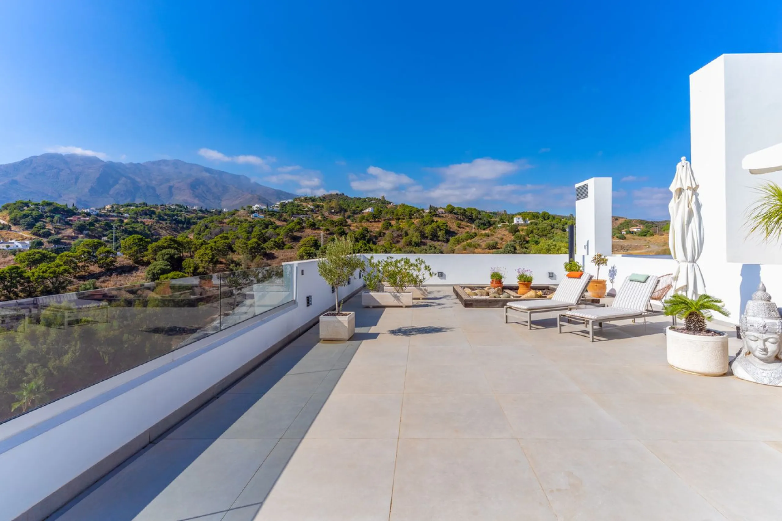 Apartment - Penthouse в продаже в Estepona, Málaga. В доме 2 спален и 2 ванных комнат. Площадь дома 108 м²