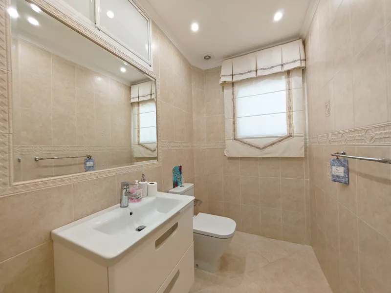 Semi Detached Villa for sale in , Benalmadena with 5 bedrooms, 3 bathrooms, 3 en suite bathrooms, 1 toilet and with orientation south/east, with communal swimming pool, private garage (2 parking spaces) and private garden. Regarding property dimensions, i