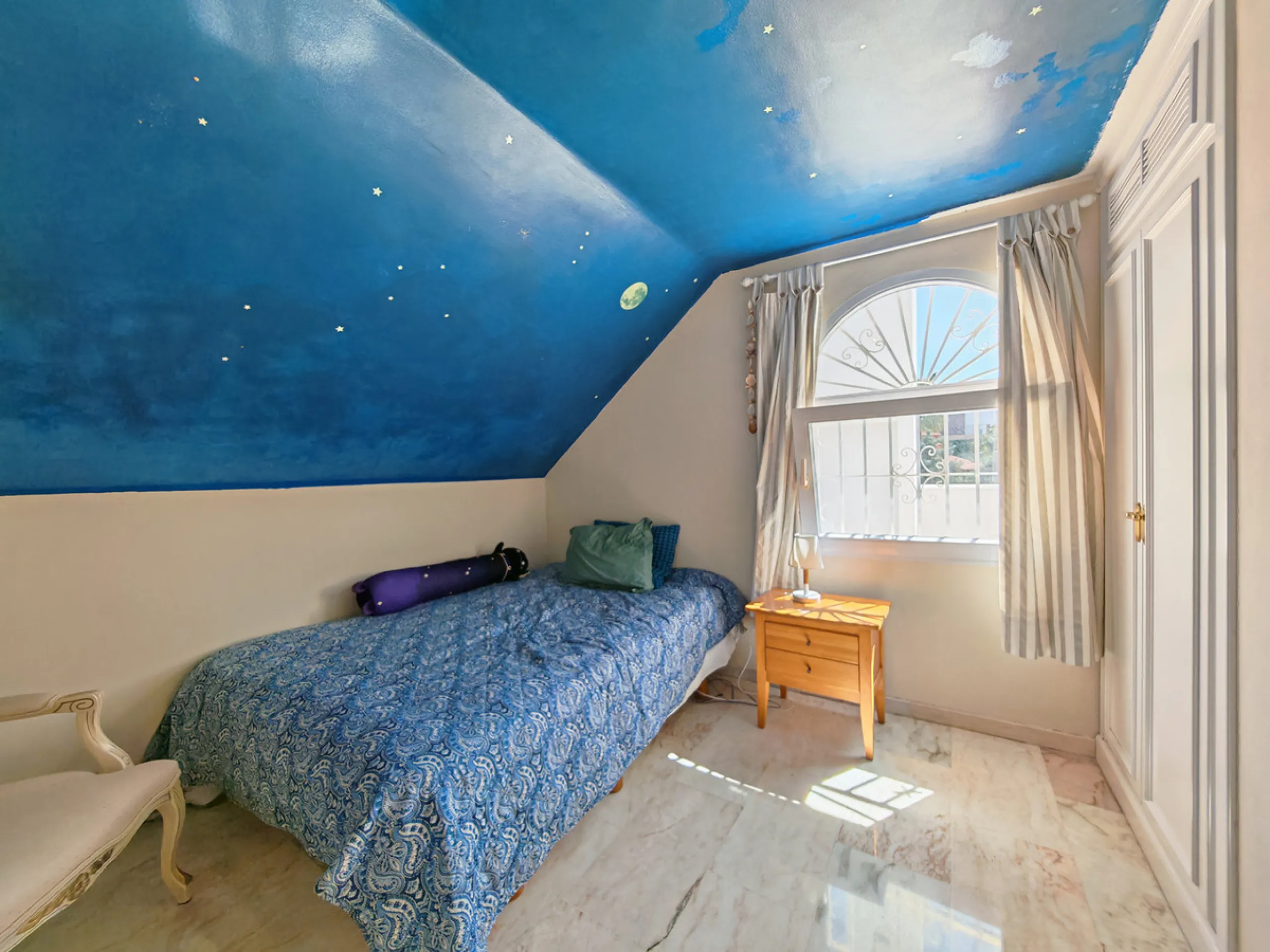 Semi Detached Villa for sale in , Benalmadena with 5 bedrooms, 3 bathrooms, 3 en suite bathrooms, 1 toilet and with orientation south/east, with communal swimming pool, private garage (2 parking spaces) and private garden. Regarding property dimensions, i