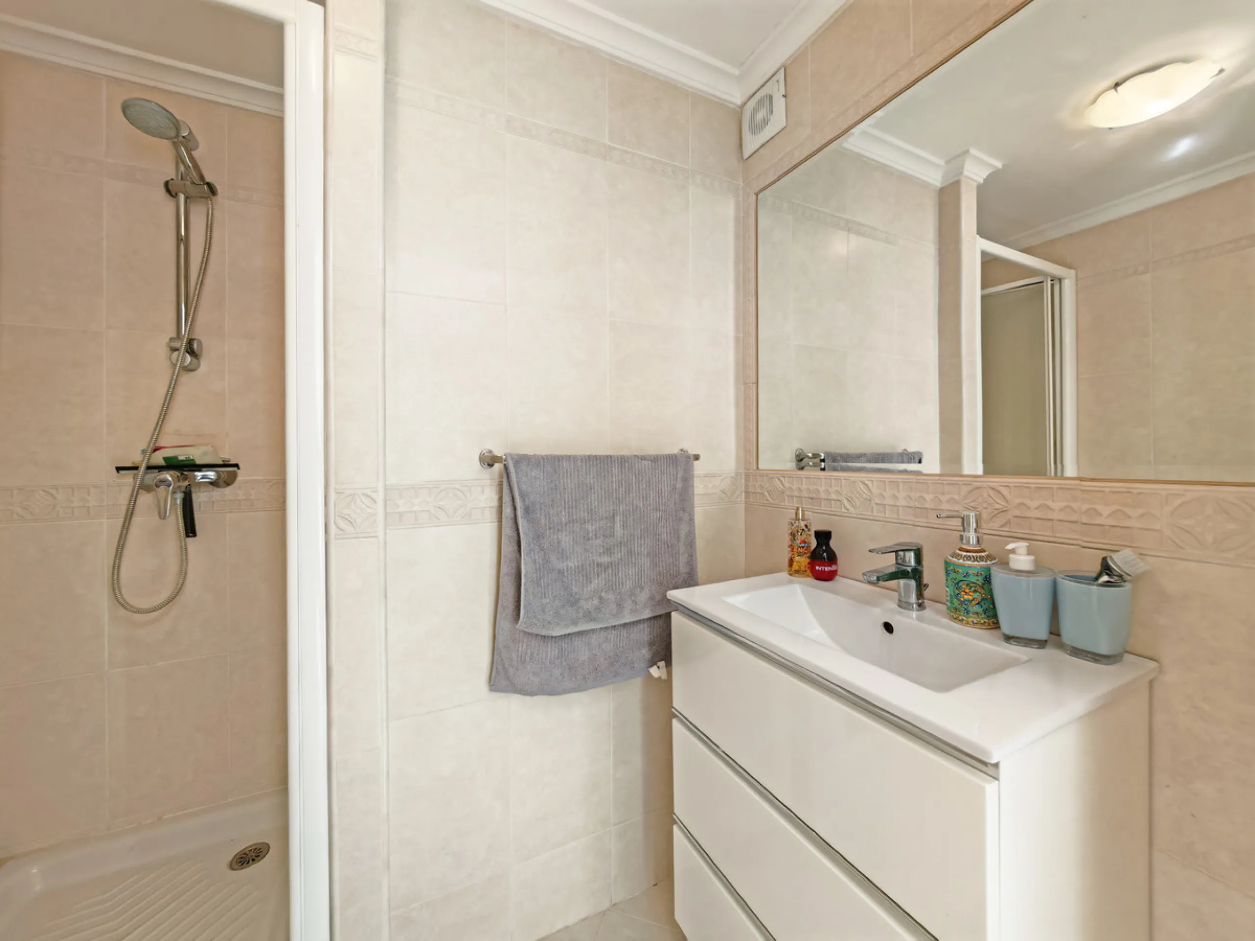 Semi Detached Villa for sale in , Benalmadena with 5 bedrooms, 3 bathrooms, 3 en suite bathrooms, 1 toilet and with orientation south/east, with communal swimming pool, private garage (2 parking spaces) and private garden. Regarding property dimensions, i