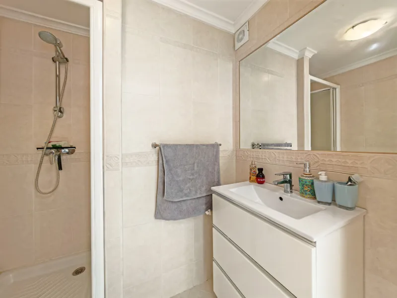 Semi Detached Villa for sale in , Benalmadena with 5 bedrooms, 3 bathrooms, 3 en suite bathrooms, 1 toilet and with orientation south/east, with communal swimming pool, private garage (2 parking spaces) and private garden. Regarding property dimensions, i