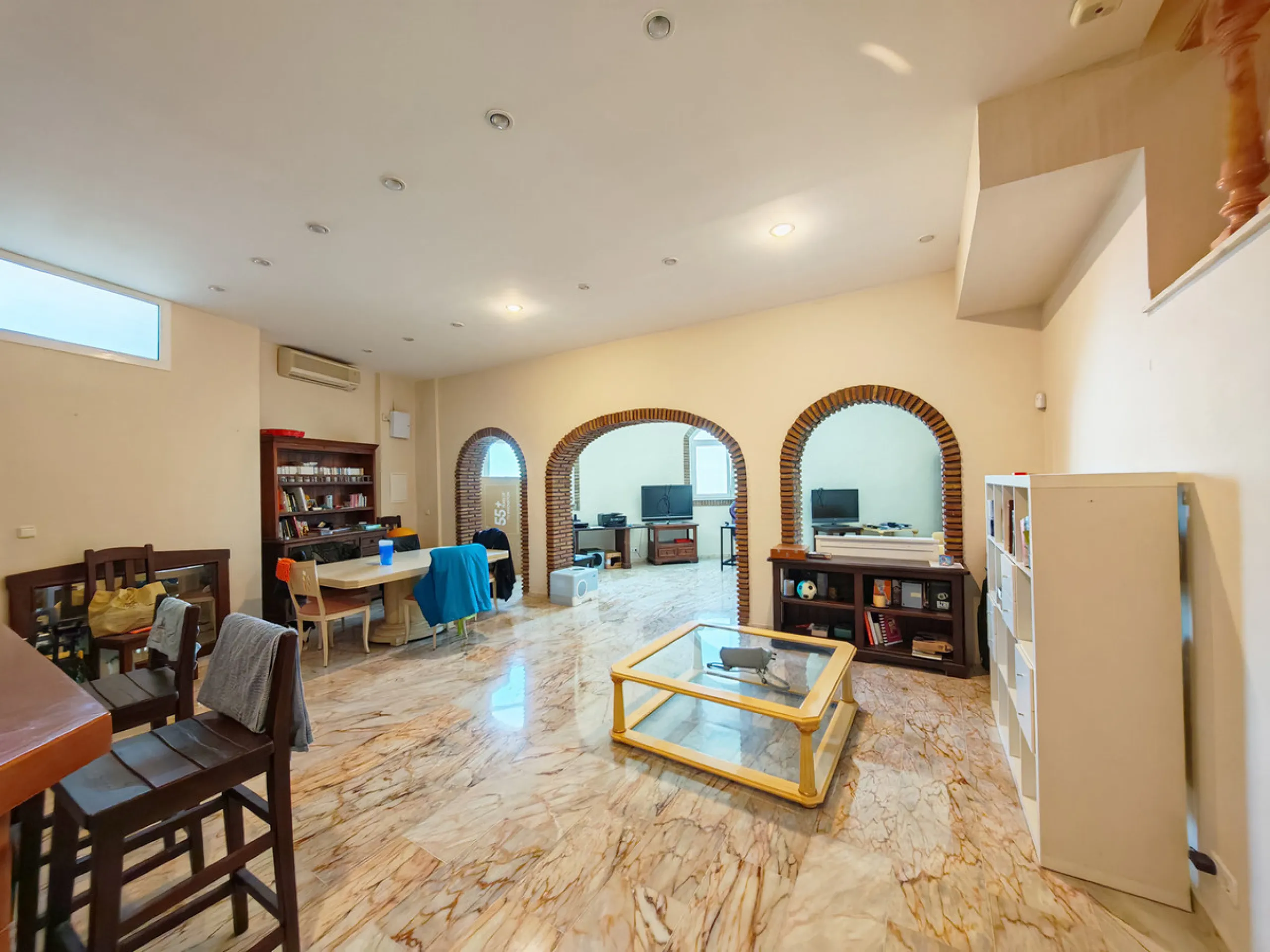 Semi Detached Villa for sale in , Benalmadena with 5 bedrooms, 3 bathrooms, 3 en suite bathrooms, 1 toilet and with orientation south/east, with communal swimming pool, private garage (2 parking spaces) and private garden. Regarding property dimensions, i