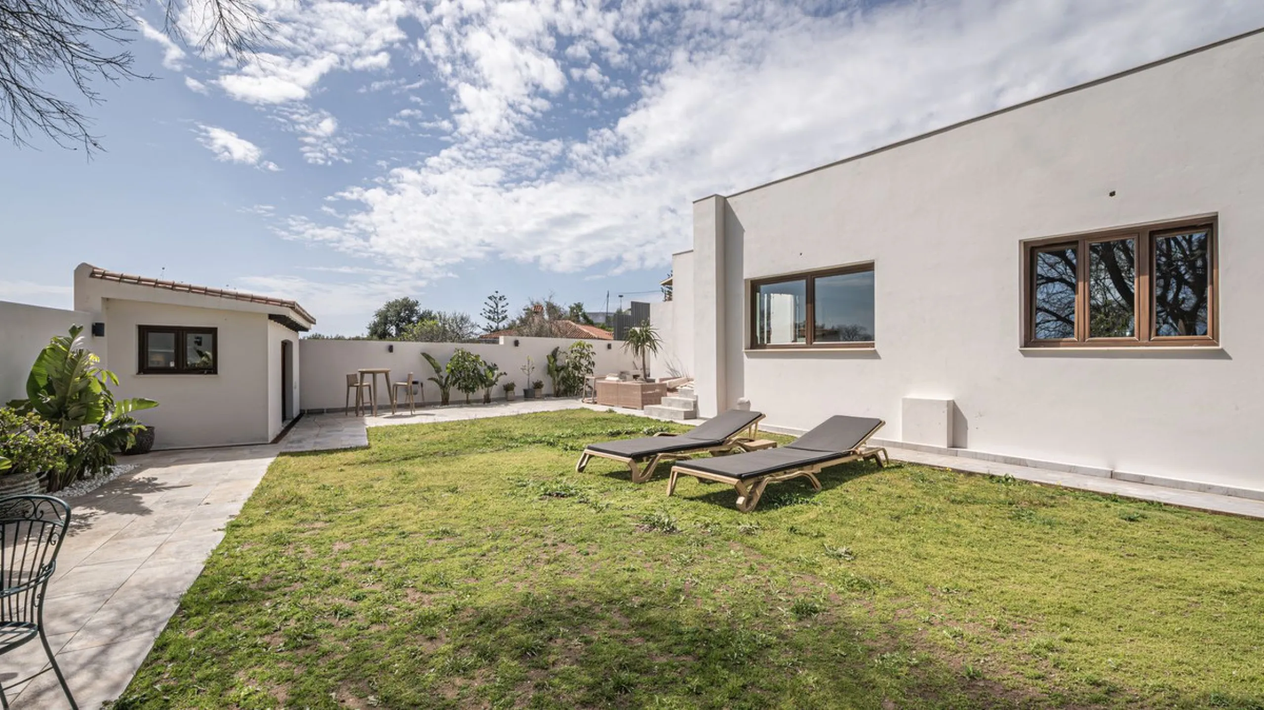 Exclusive luxury villa located in a quiet area between Benalmádena Pueblo and the coast, ideal for enjoying privacy and a Mediterranean lifestyle.