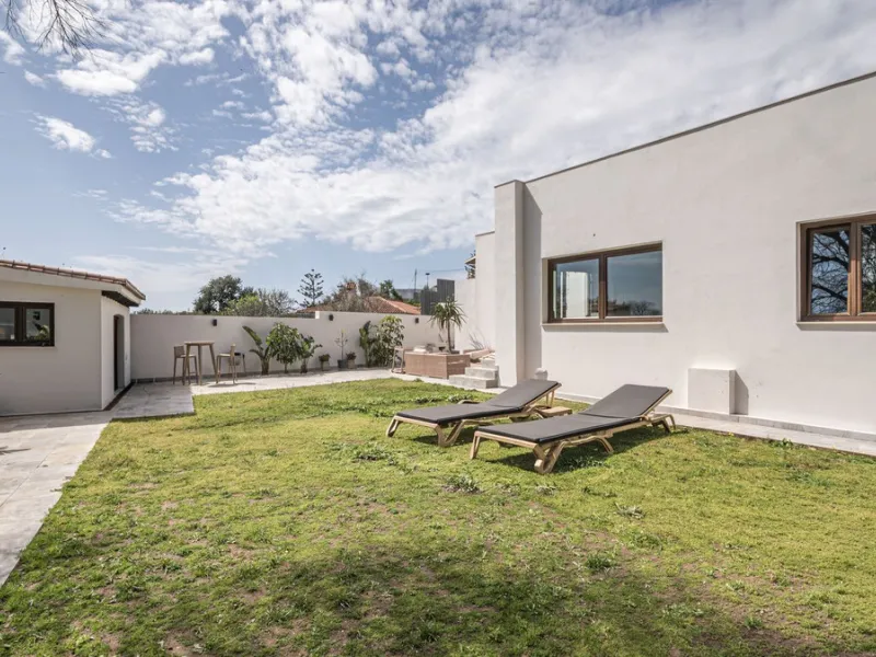 Exclusive luxury villa located in a quiet area between Benalmádena Pueblo and the coast, ideal for enjoying privacy and a Mediterranean lifestyle.