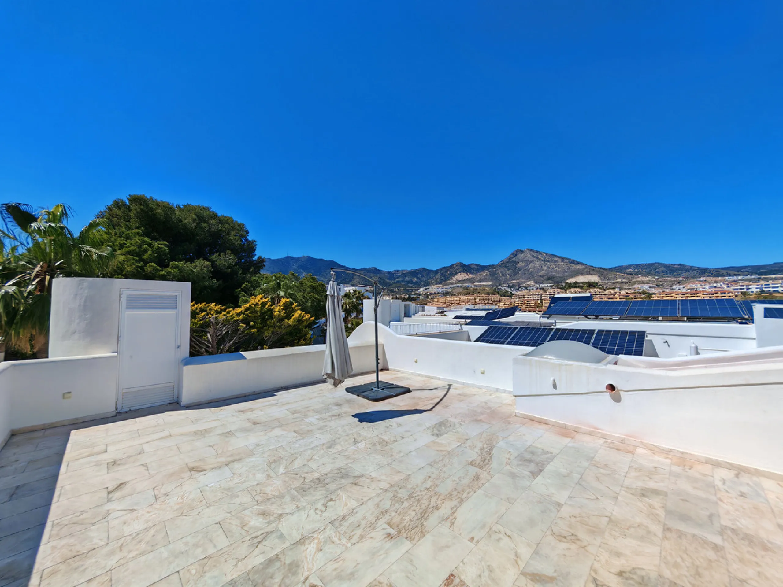 Semi Detached Villa for sale in , Benalmadena with 5 bedrooms, 3 bathrooms, 3 en suite bathrooms, 1 toilet and with orientation south/east, with communal swimming pool, private garage (2 parking spaces) and private garden. Regarding property dimensions, i