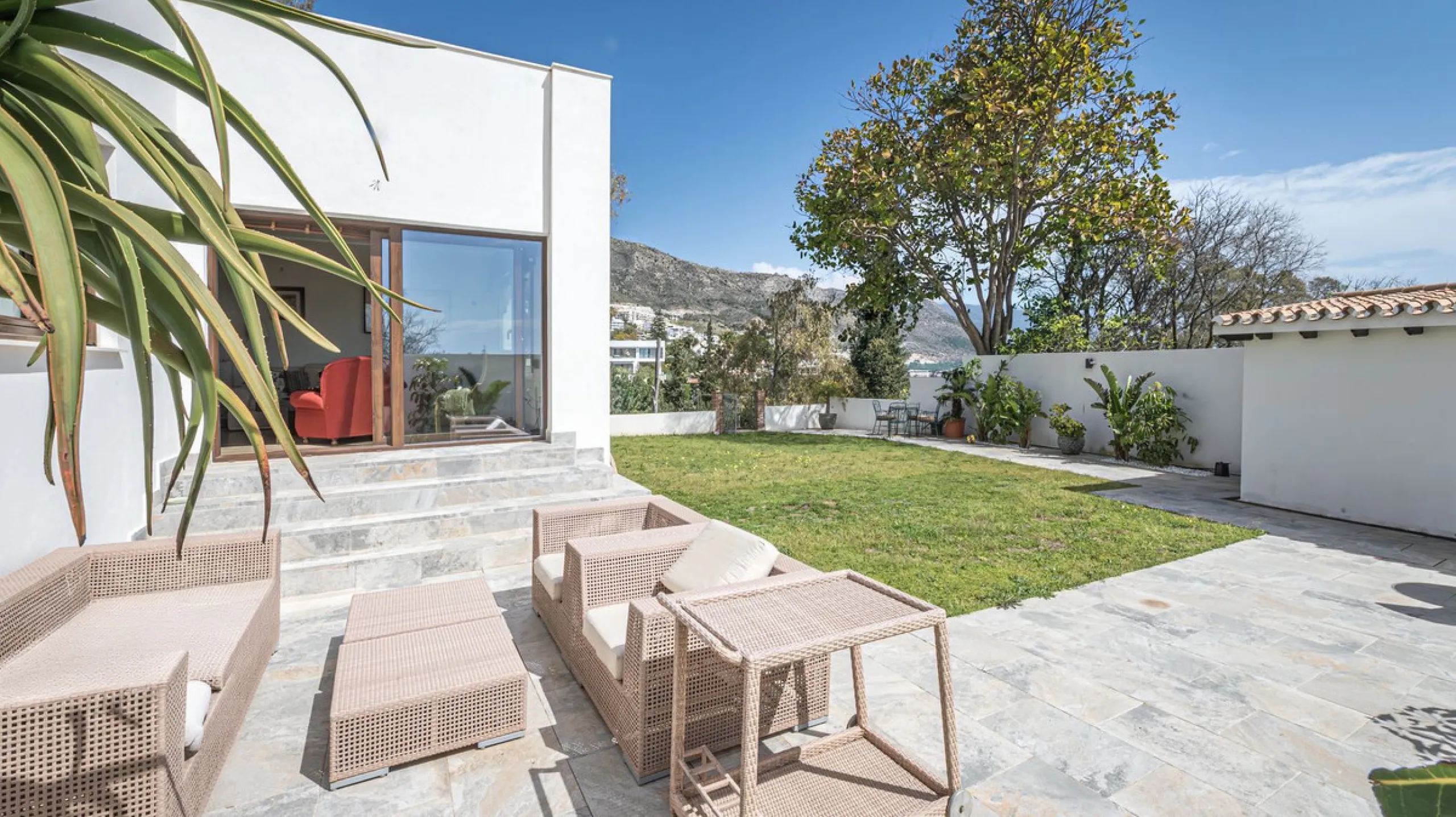 Exclusive luxury villa located in a quiet area between Benalmádena Pueblo and the coast, ideal for enjoying privacy and a Mediterranean lifestyle.