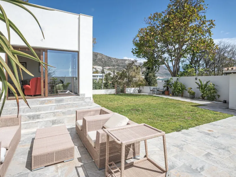 Exclusive luxury villa located in a quiet area between Benalmádena Pueblo and the coast, ideal for enjoying privacy and a Mediterranean lifestyle.