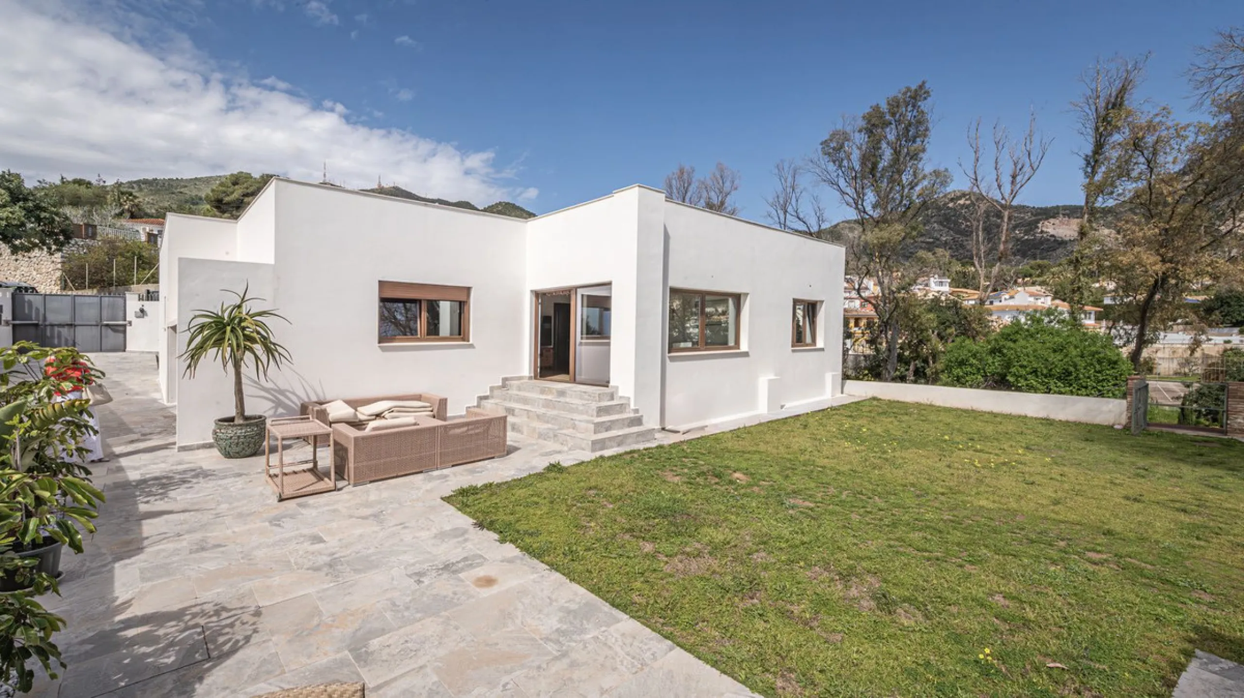 Exclusive luxury villa located in a quiet area between Benalmádena Pueblo and the coast, ideal for enjoying privacy and a Mediterranean lifestyle.