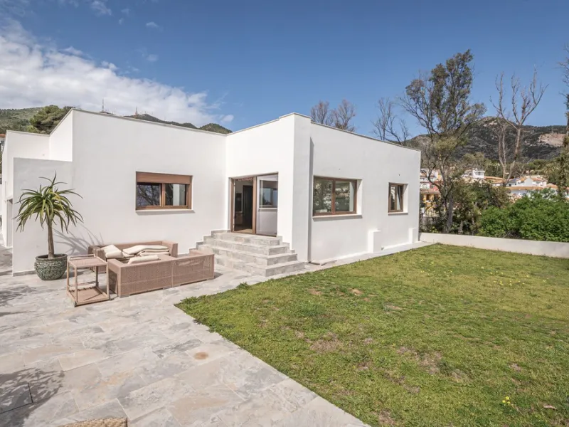 Exclusive luxury villa located in a quiet area between Benalmádena Pueblo and the coast, ideal for enjoying privacy and a Mediterranean lifestyle.