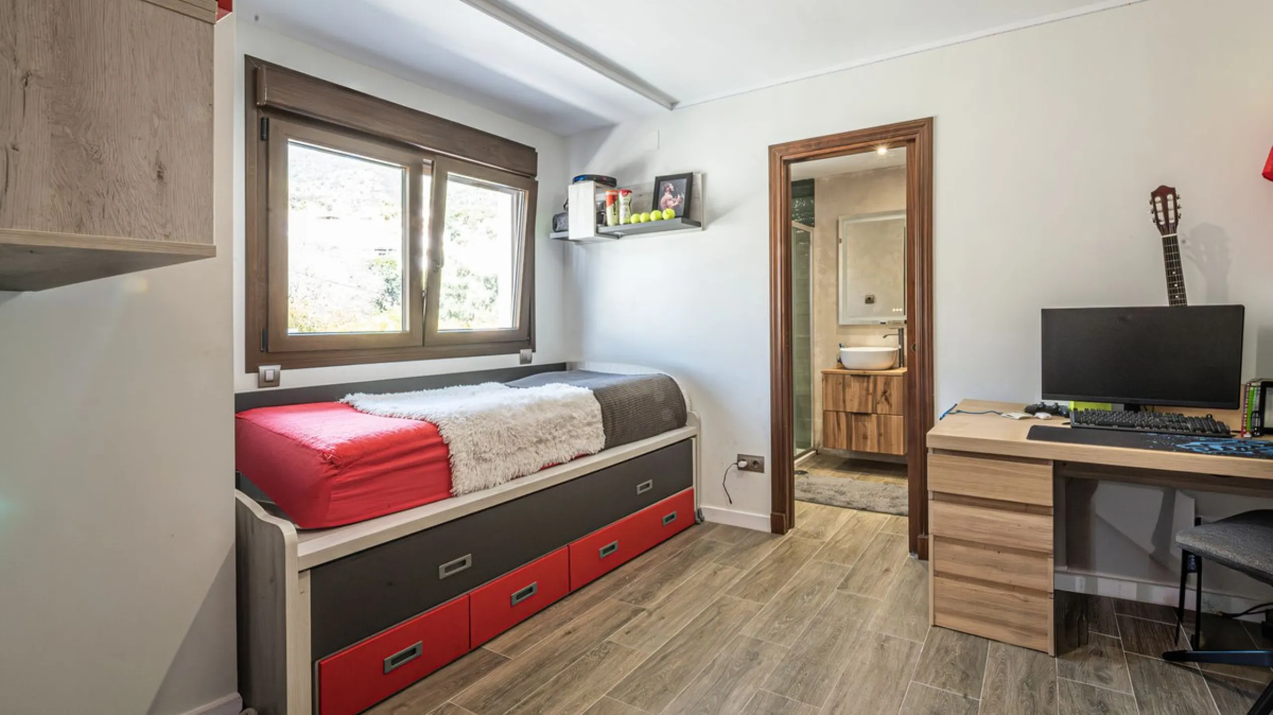 Exclusive luxury villa located in a quiet area between Benalmádena Pueblo and the coast, ideal for enjoying privacy and a Mediterranean lifestyle.