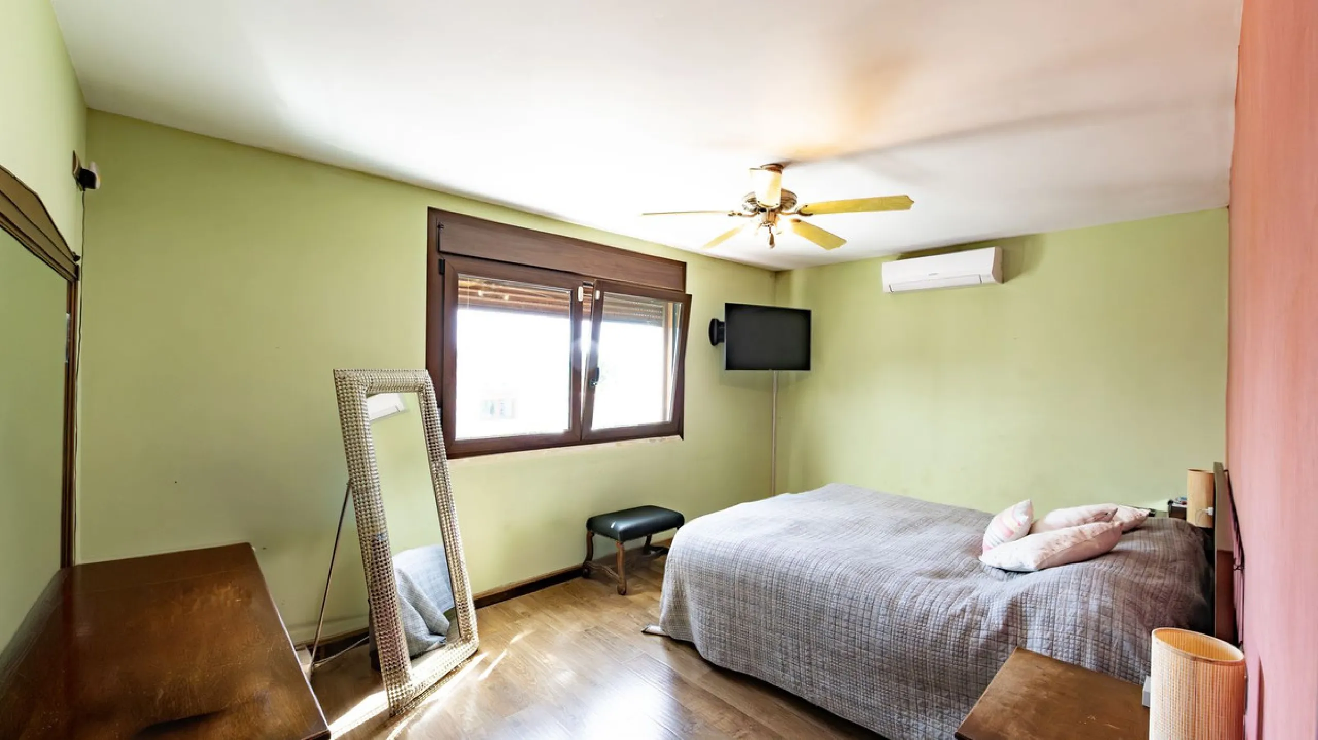 Exclusive luxury villa located in a quiet area between Benalmádena Pueblo and the coast, ideal for enjoying privacy and a Mediterranean lifestyle.