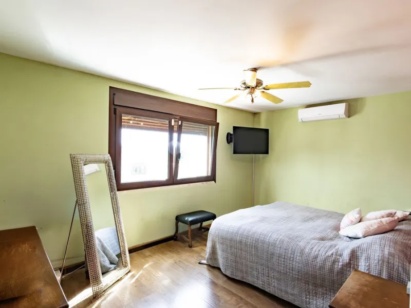 Exclusive luxury villa located in a quiet area between Benalmádena Pueblo and the coast, ideal for enjoying privacy and a Mediterranean lifestyle.