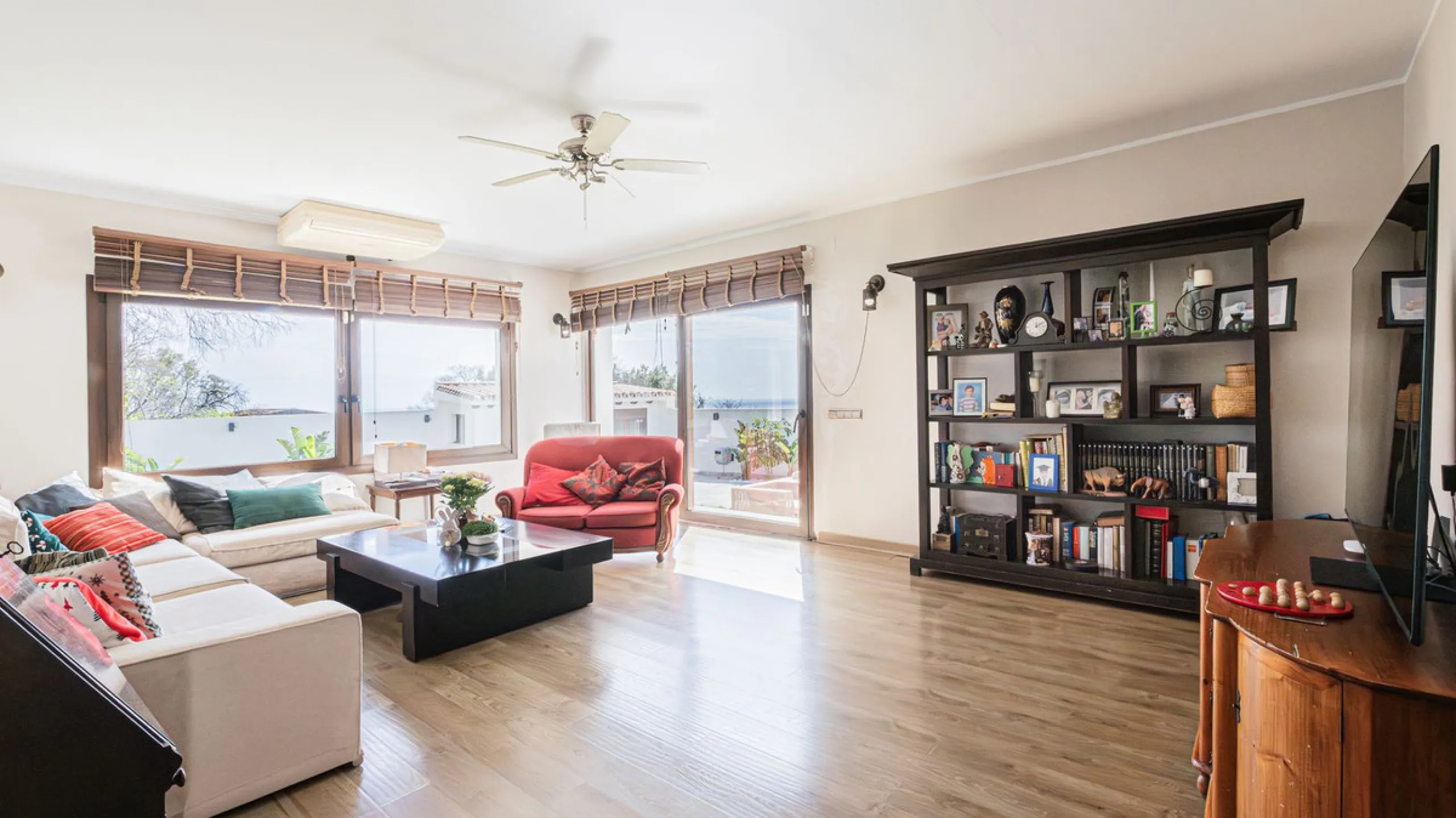 Exclusive luxury villa located in a quiet area between Benalmádena Pueblo and the coast, ideal for enjoying privacy and a Mediterranean lifestyle.