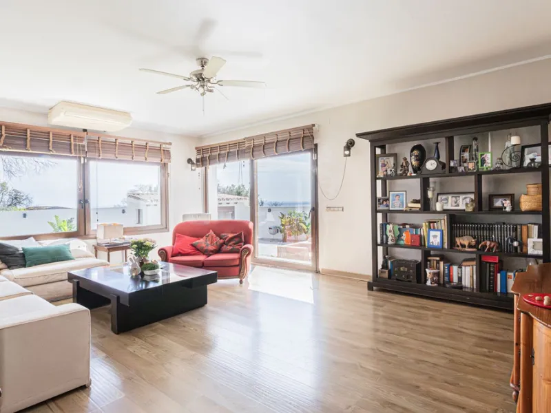 Exclusive luxury villa located in a quiet area between Benalmádena Pueblo and the coast, ideal for enjoying privacy and a Mediterranean lifestyle.